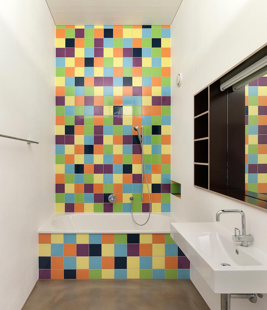 Architektur-Reportage: Nachhaltig umgenutzt: Das Bad wird von bunten Keramikplatten aufgeheitert