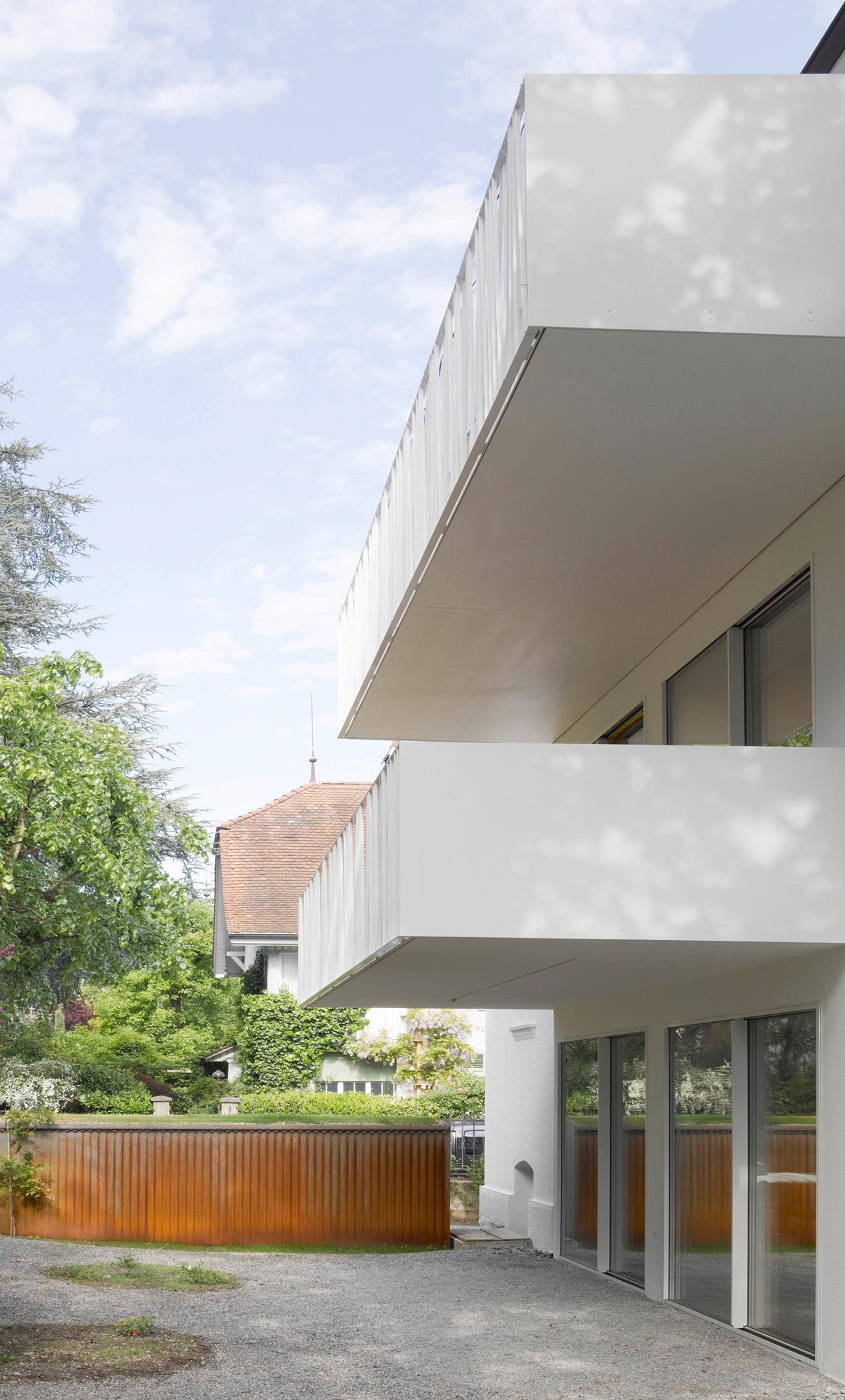Architektur-Reportage Bern: zwei grosse Balkone sowie zwei Fensterfronten an der Südseite 