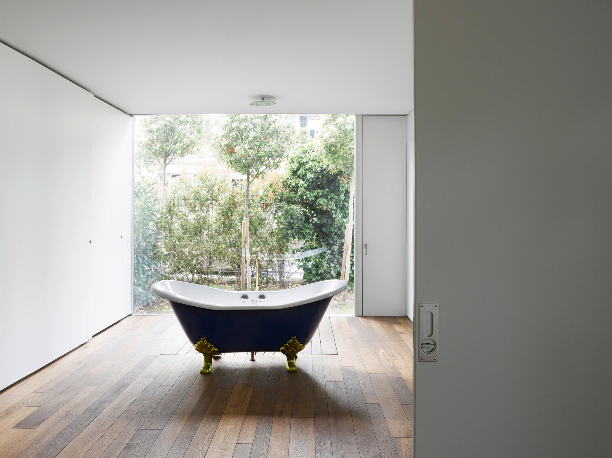 Architektur-Reportage Bern: freistehende Badewanne vor Fensterfront