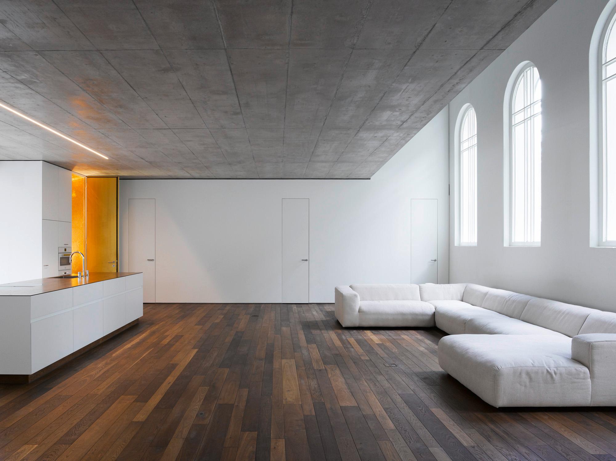Architektur-Reportage Bern: Innenraum aus Beton, Holz und den erhaltenen Kirchenfenster