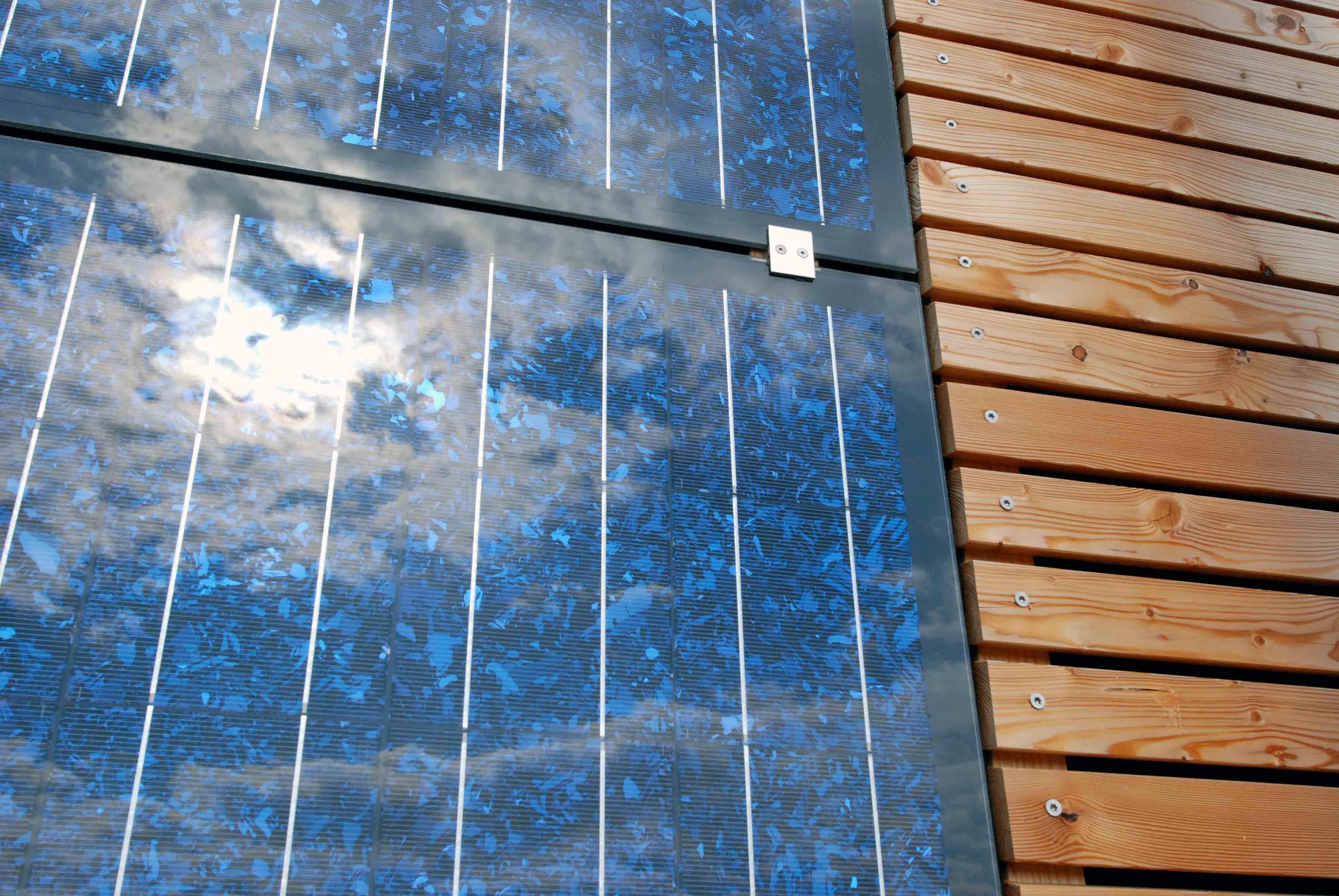 Architektur-Reportage Biel Solarfassade: Blaue Solarlaminate bilden Kontrast zu Holzfassade 