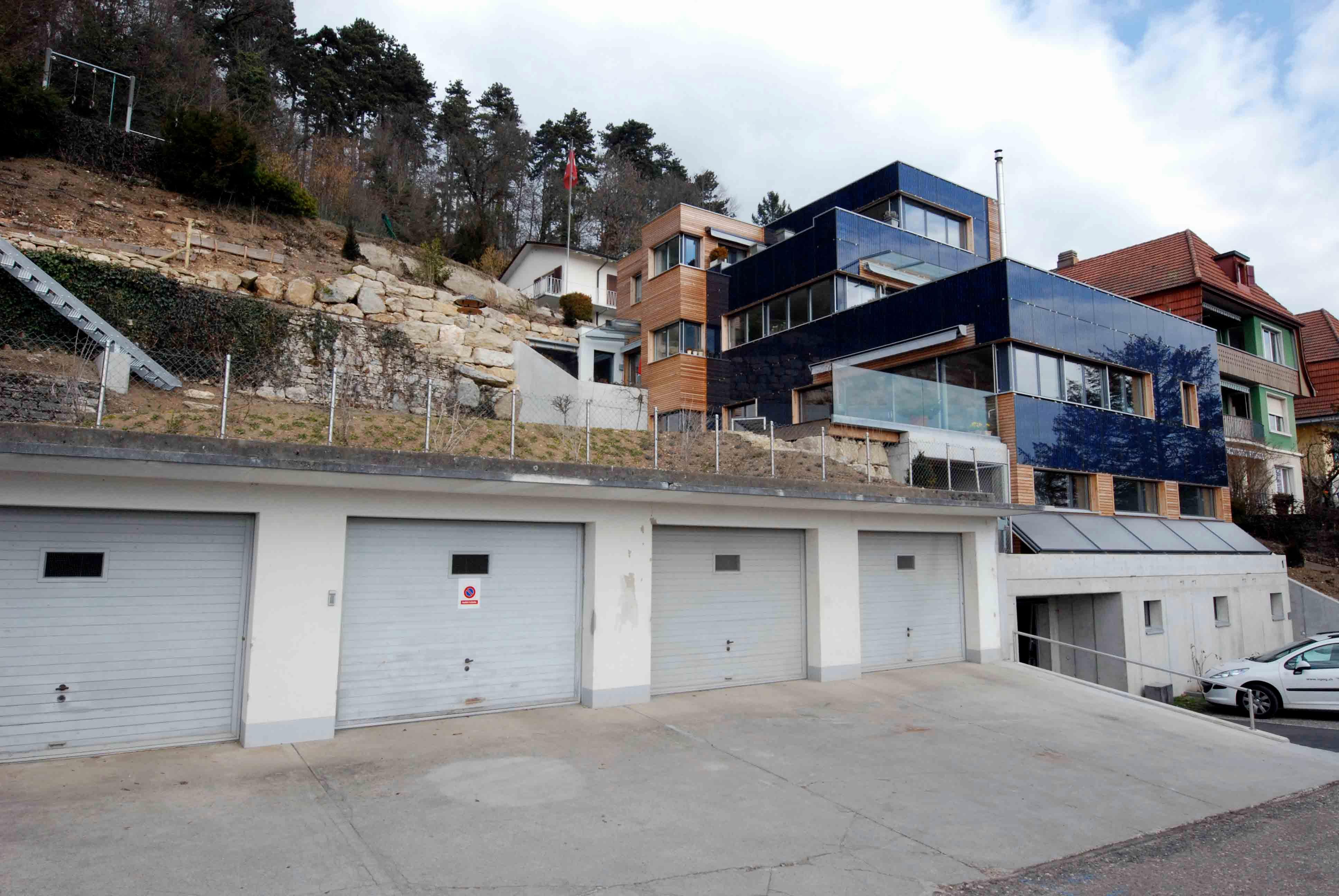 Architektur-Reportage Biel Solarfassade: das Haus ist in den Hügel gebaut