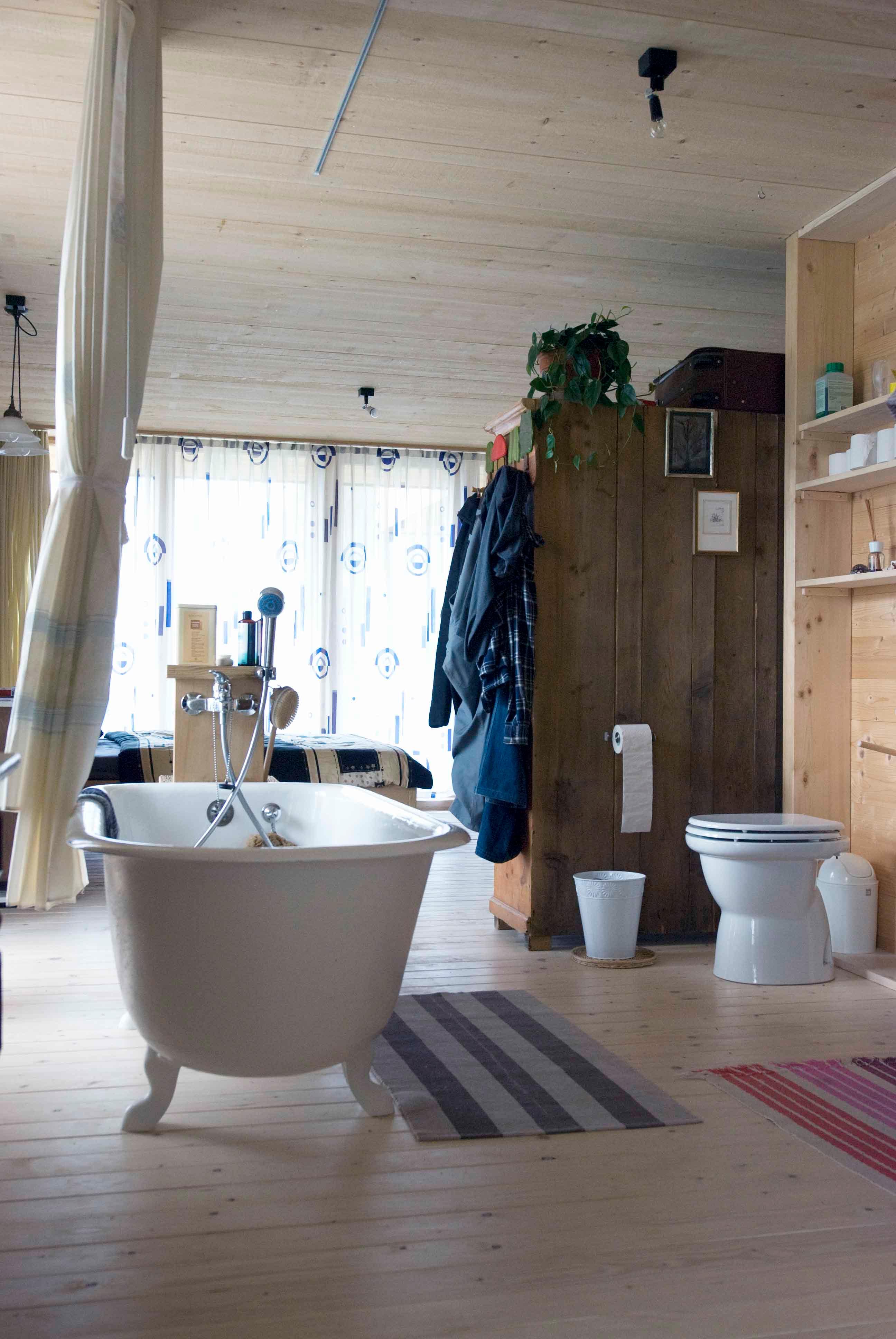 Architektur-Reportage Deitingen Autark: Schlaf- und Badezimmer mit Plumpsklo