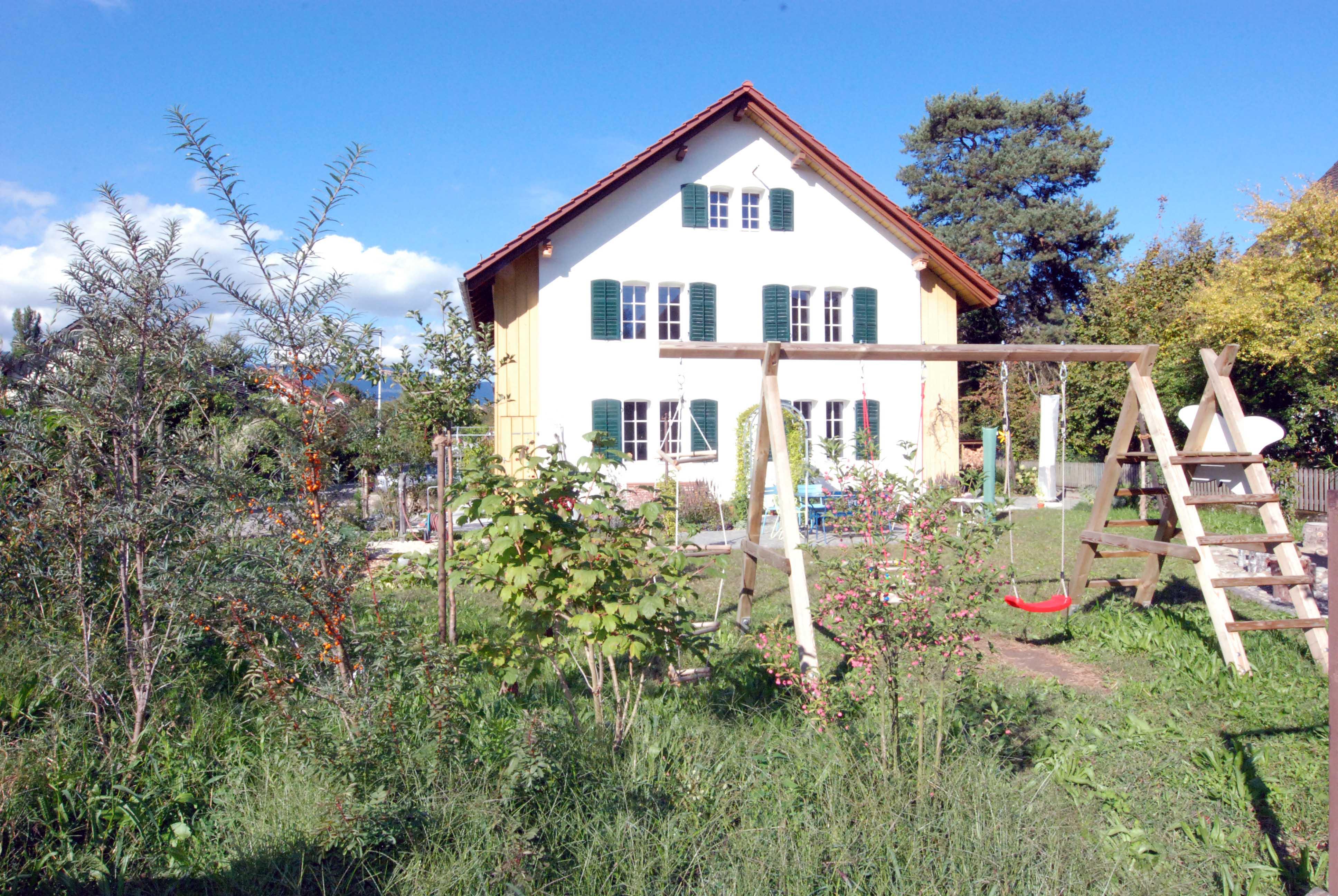 Architektur-Reportage Derendingen Elsässli: Blick auf grossen Garten mit Kinderschaukel