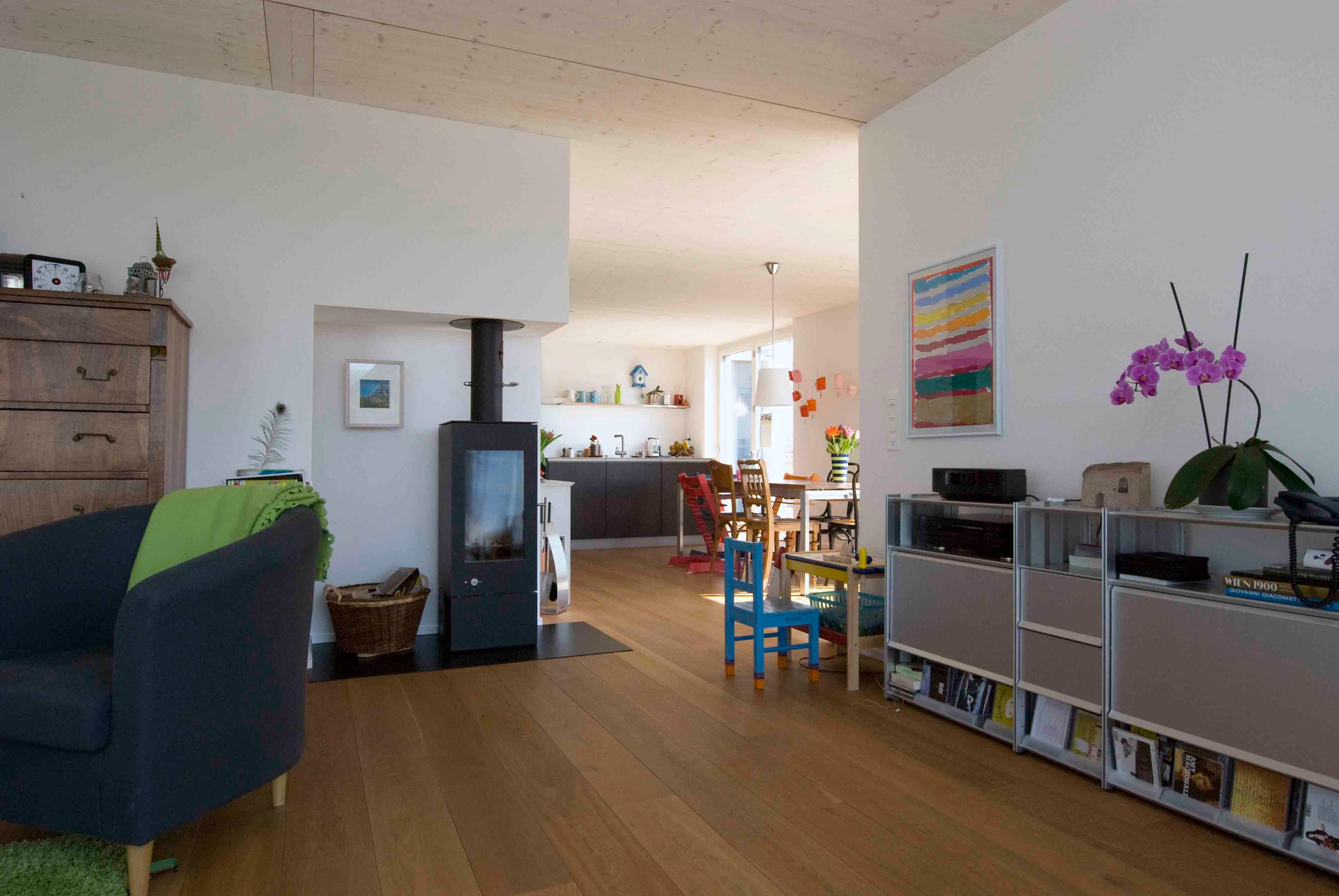  Architektur-Reportage Ersigen liebevolle Details: Wohnbereich mit Cheminée und Kinderspielecke 