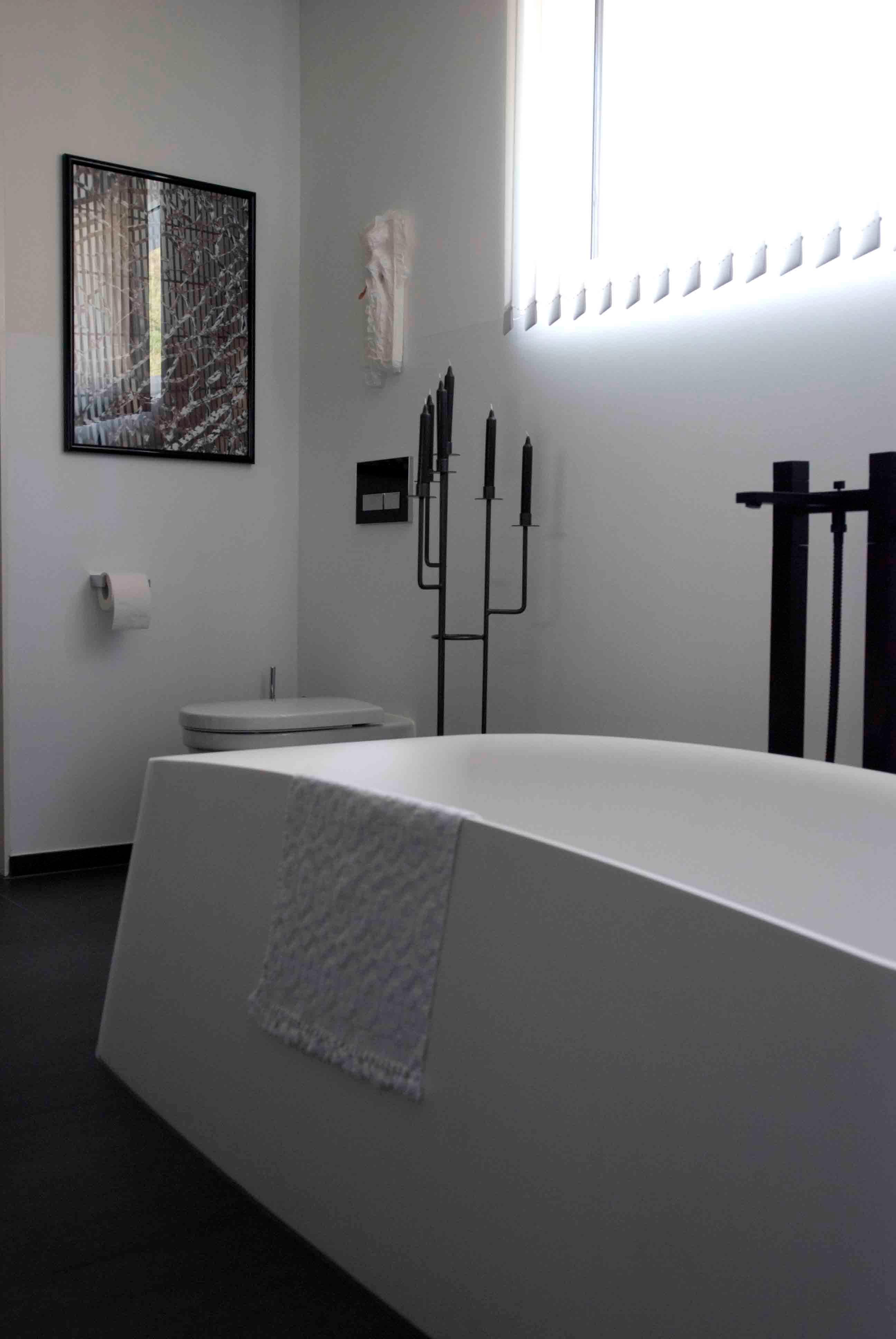  Architektur-Reportage Frick Hanglage: moderne Badewanne und Kerzenständer