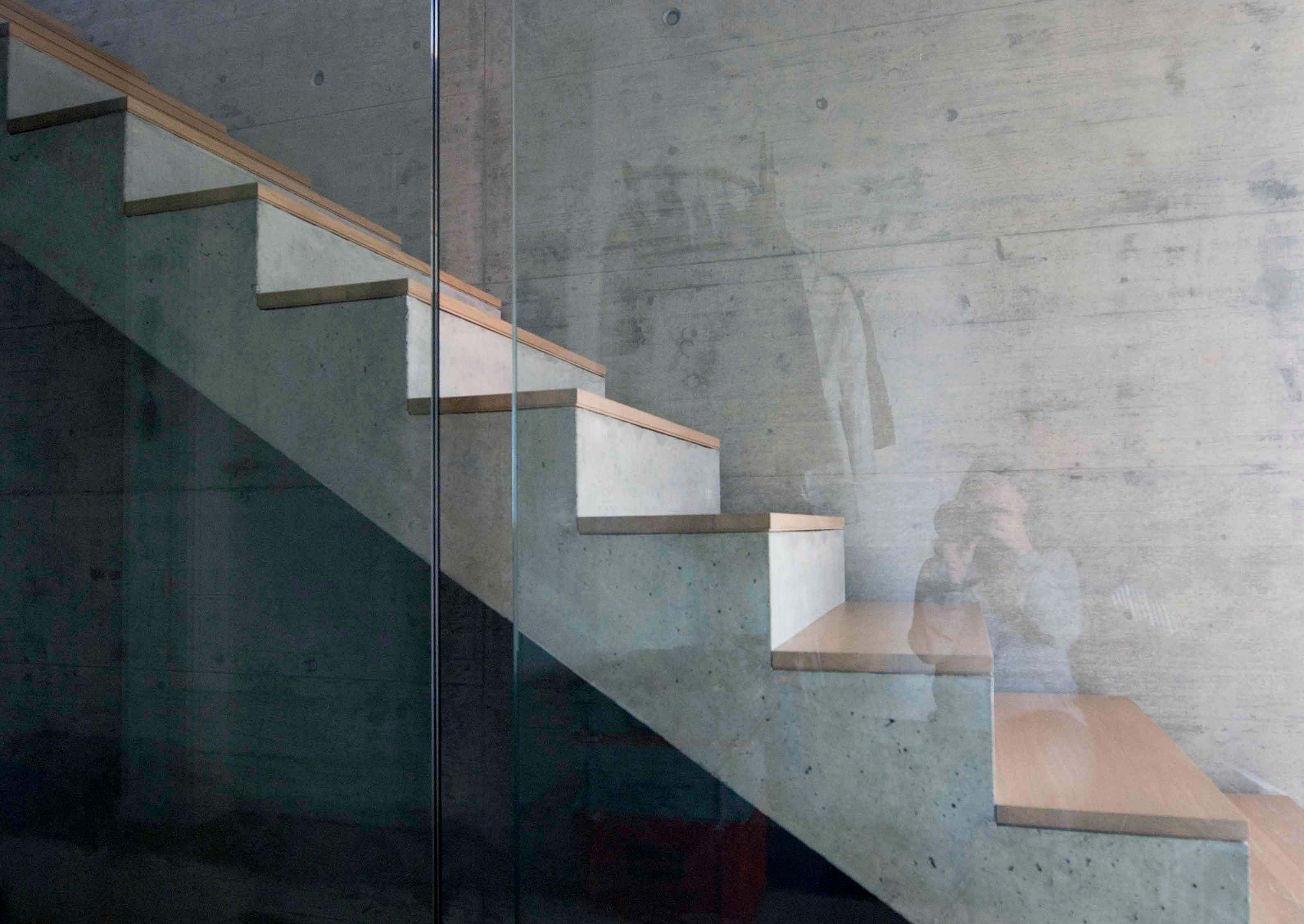  Architektur-Reportage Frick Hanglage: ästhetische Betontreppe mit Glaswand 
