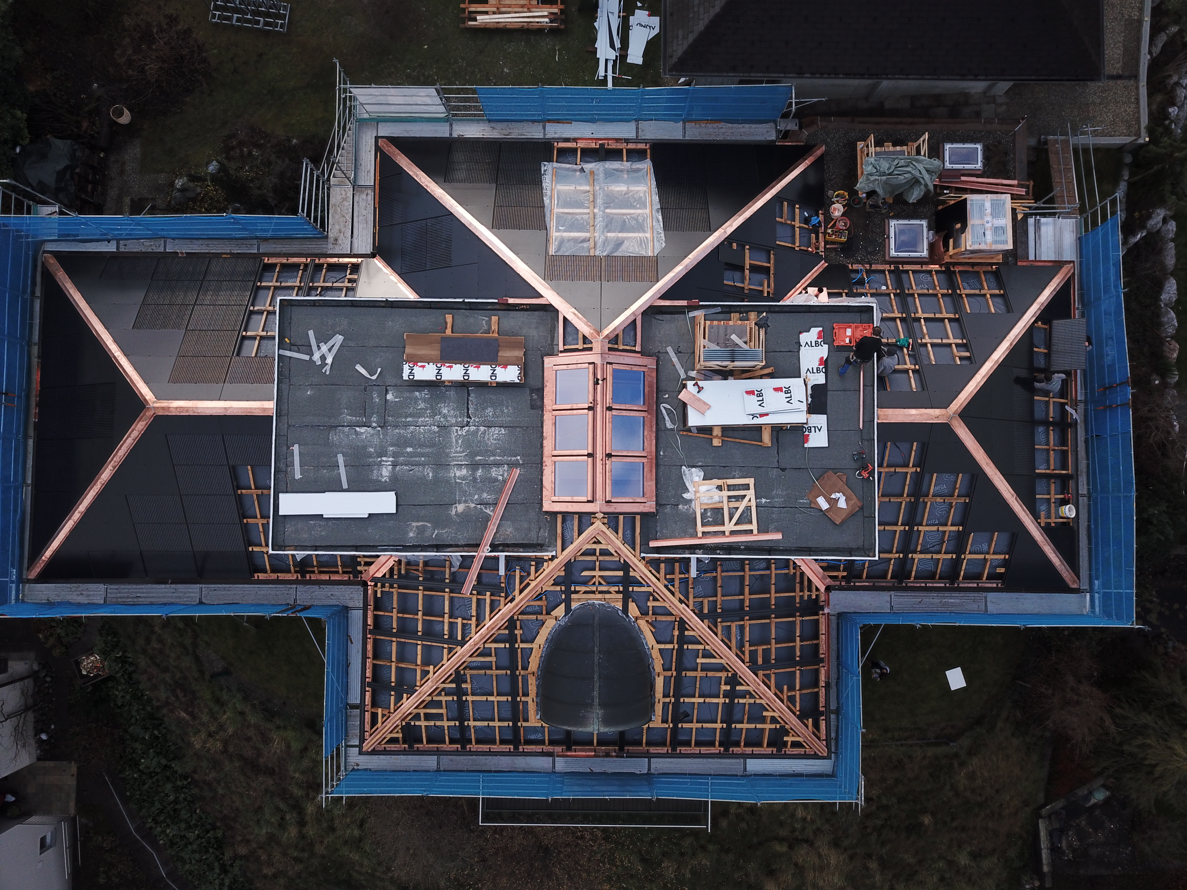 Architektur-Reportage Frieden Teil 1: Dach mit komplizierter Verschachtelung von oben