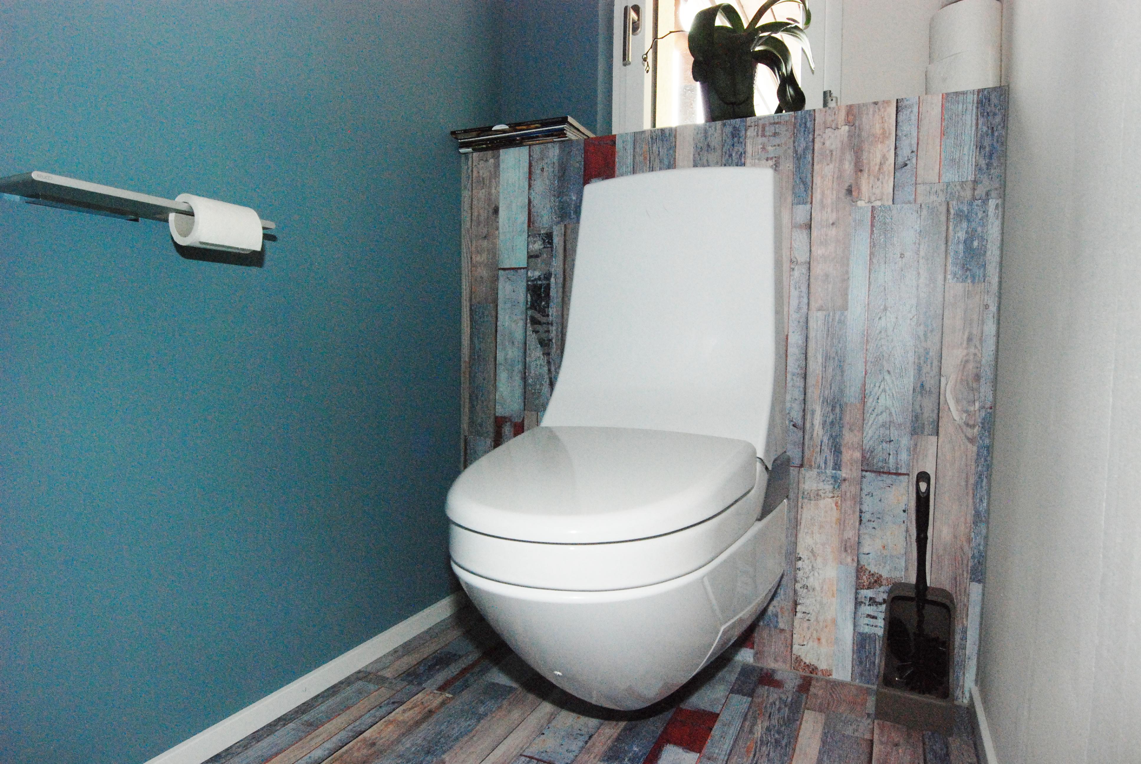 Architektur-Reportage Frieden Teil 3: Gäste-WC mit Holzdesign