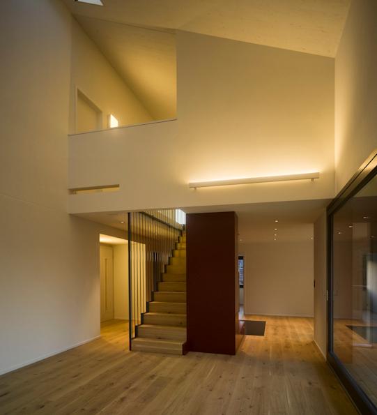  Architektur-Reportage: Für zwei Generationen vergrössert: Der rote Schwedenofen steht neben der Treppe ins Obrgeschoss