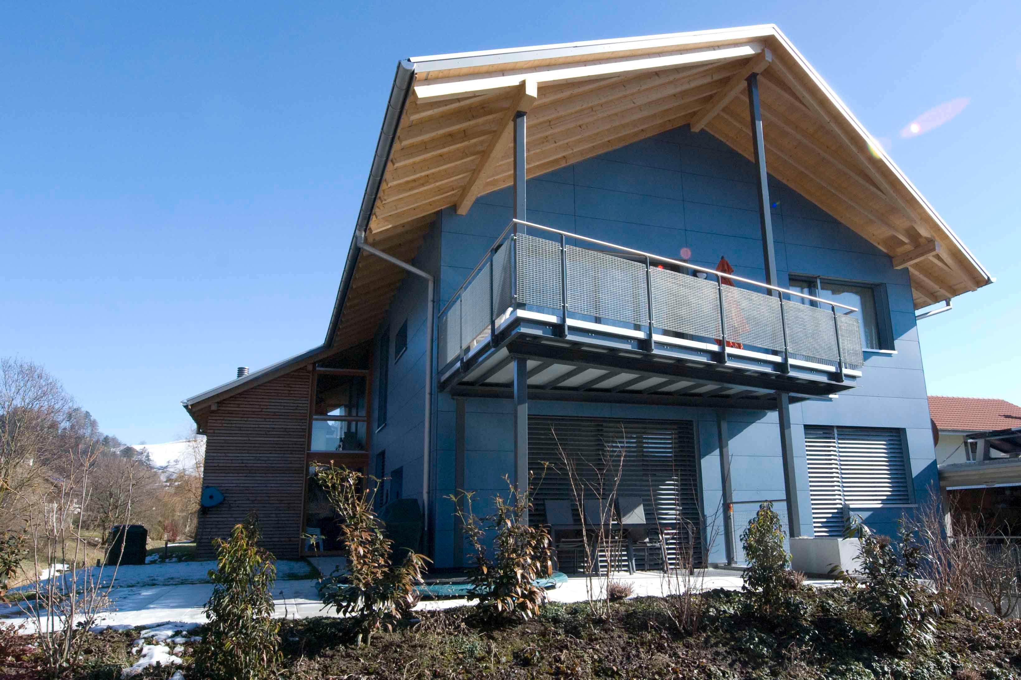  Architektur-Reportage Hasle Minergie-A-Eco: Aussenansicht der blauen Fassade und der Terasse 