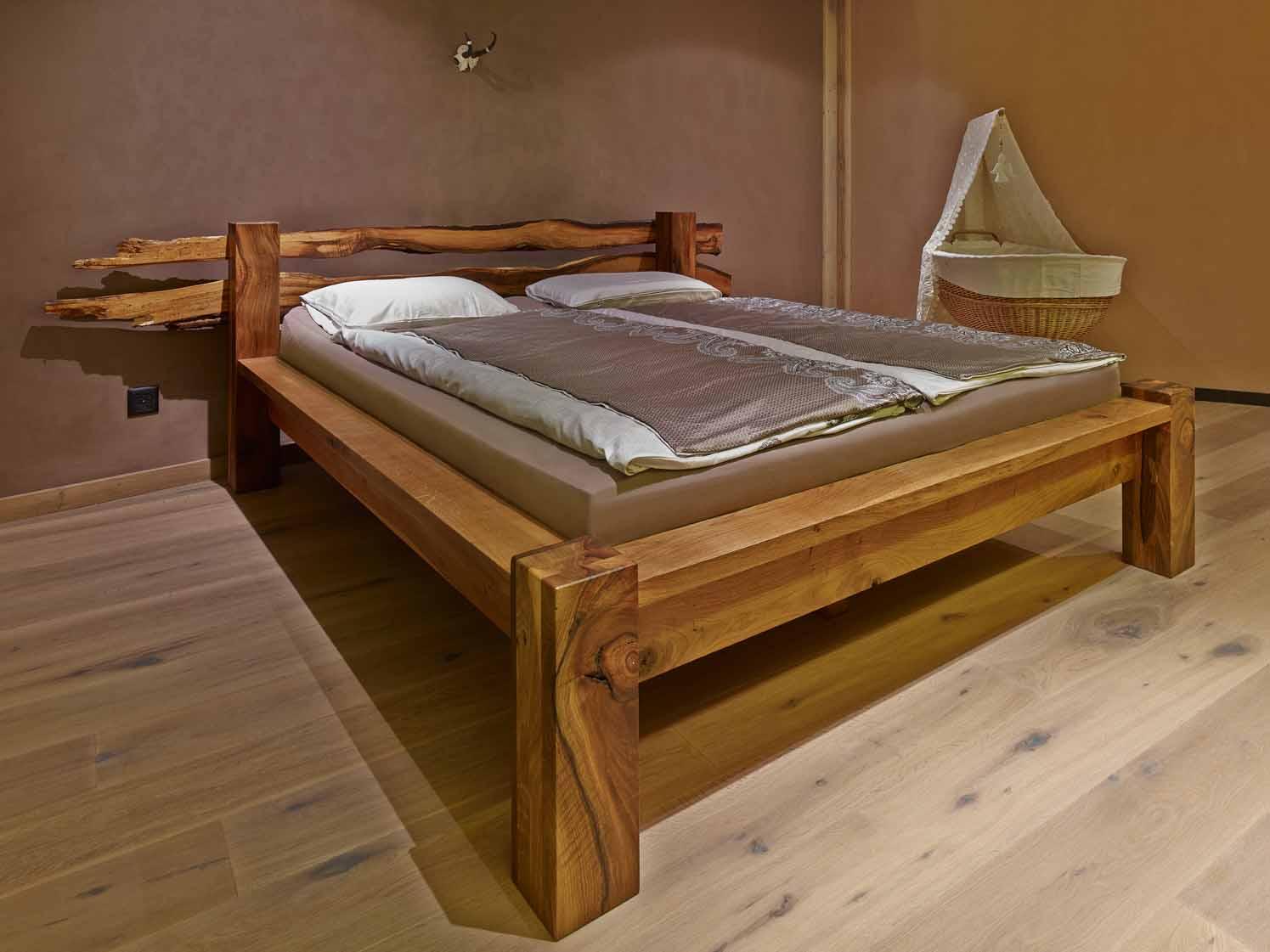 Architektur-Reportage Herbligen Riegbau: Selbstgebautes Bett aus Holz