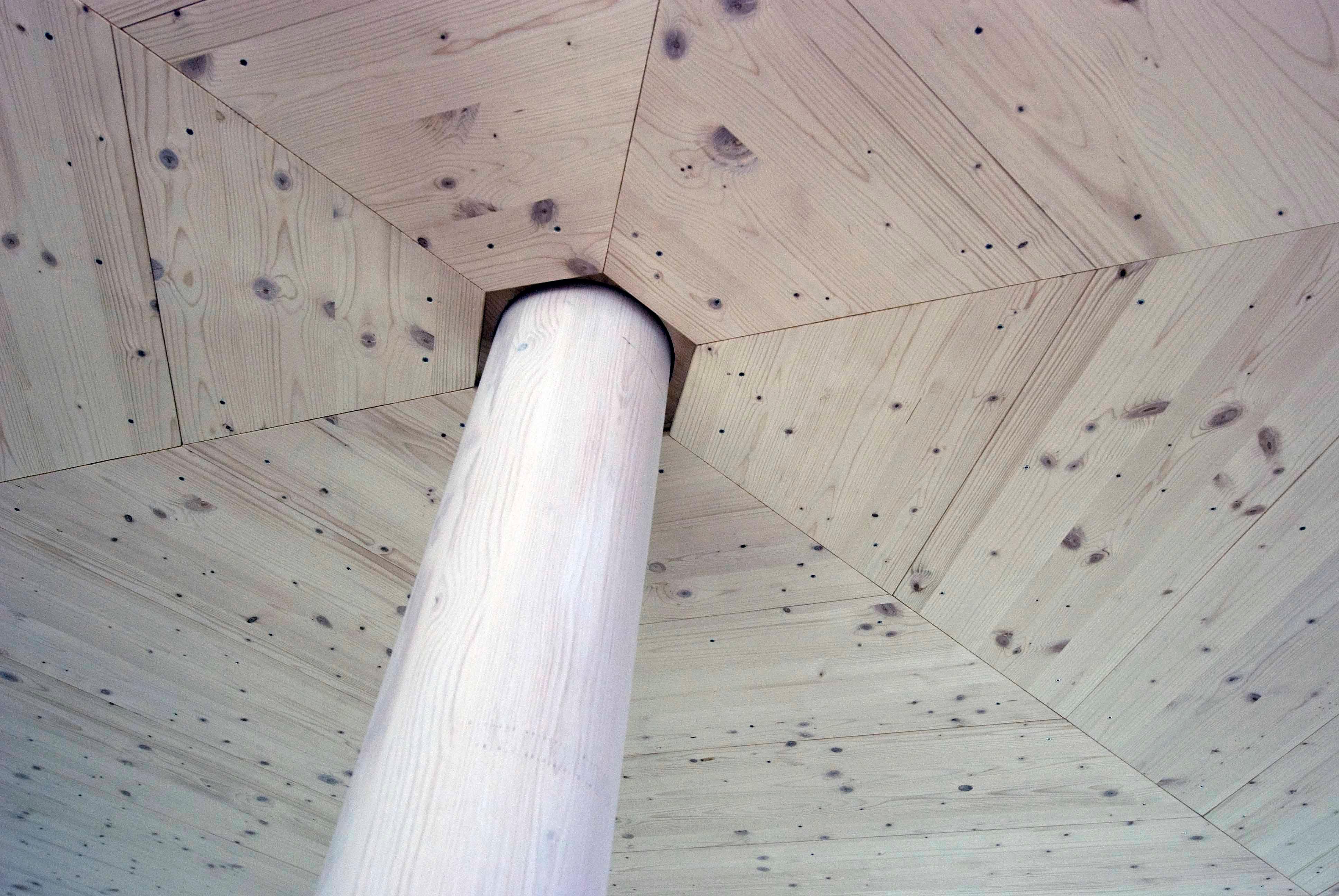  Architektur-Reportage Hessigkofen Sechseck Decke: Blick auf die Holzdecke mit Säule in der Mitte   