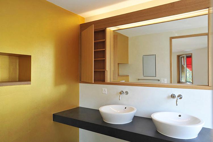 Architektur-Reportage Kilchberg Luxus: luxuriöses Bad mit goldener Wand