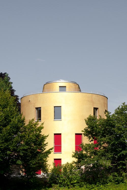 Architektur-Reportage Kilchberg Luxus: Blick auf die runde, goldene Seite des Hauses