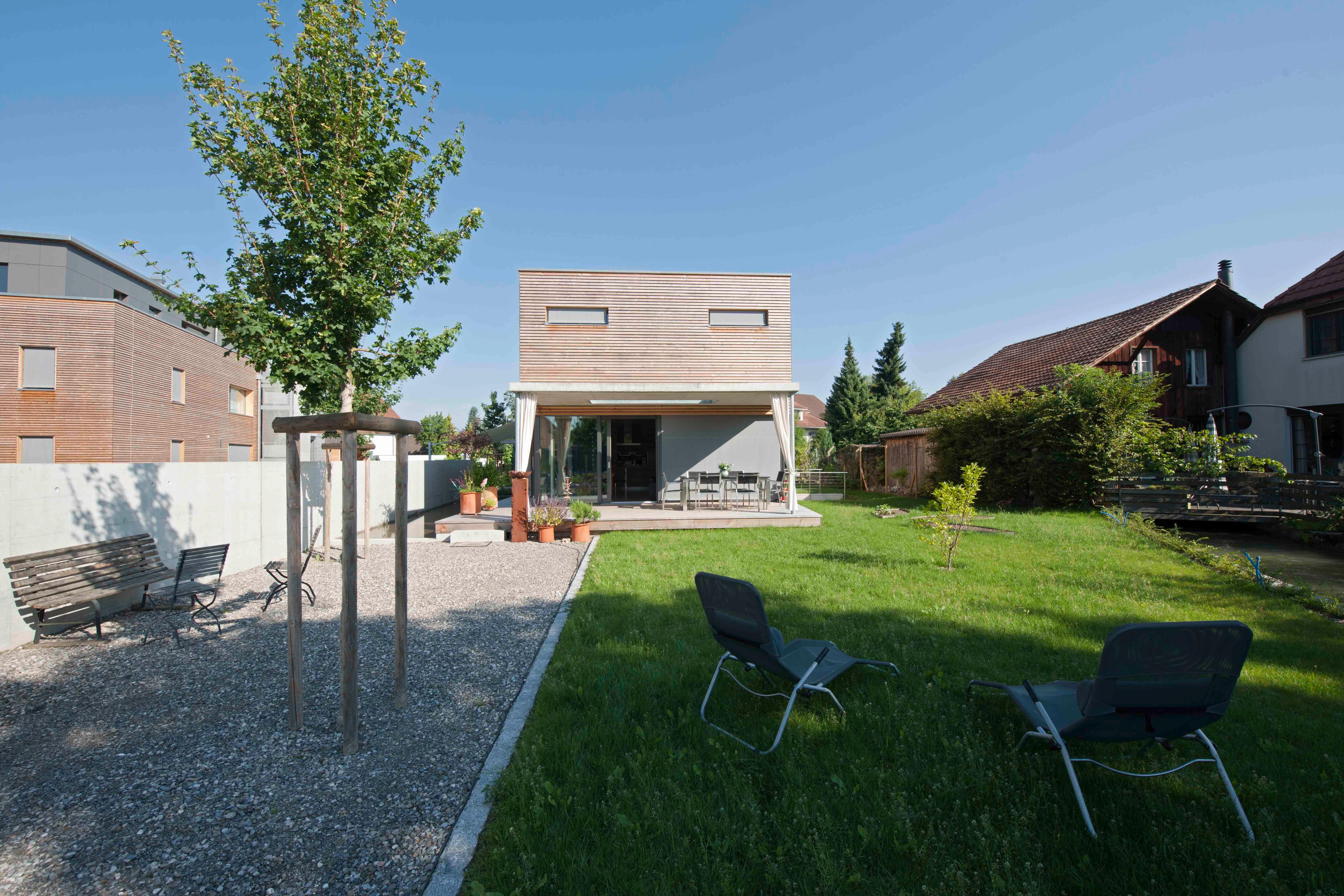 Architektur-Reportage Kirchberg Minergie-P: Blick vom Garten auf Terasse 