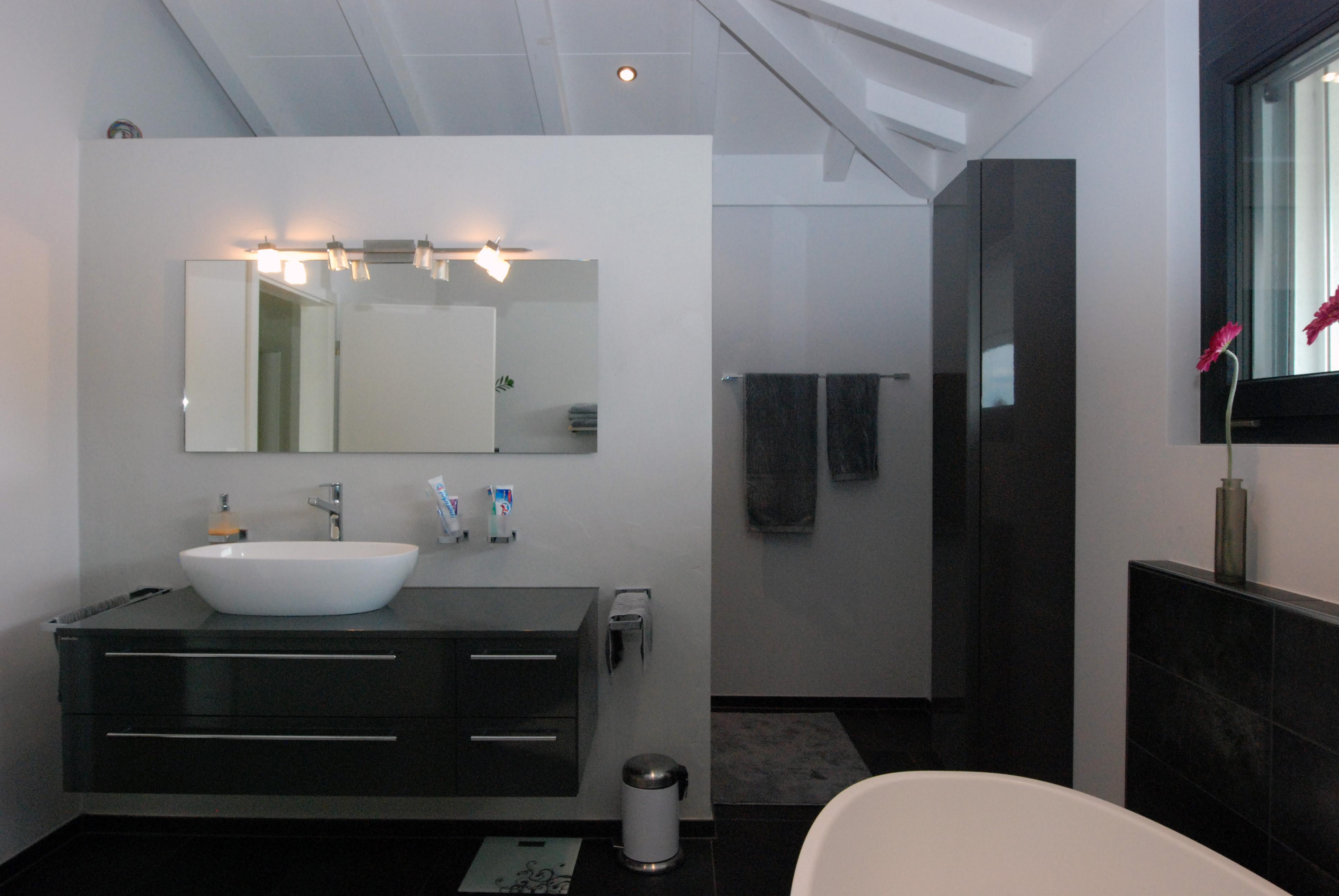  Modernes Bad im schwarz-weiss Design im Multimedia Haus in Kraeiligen