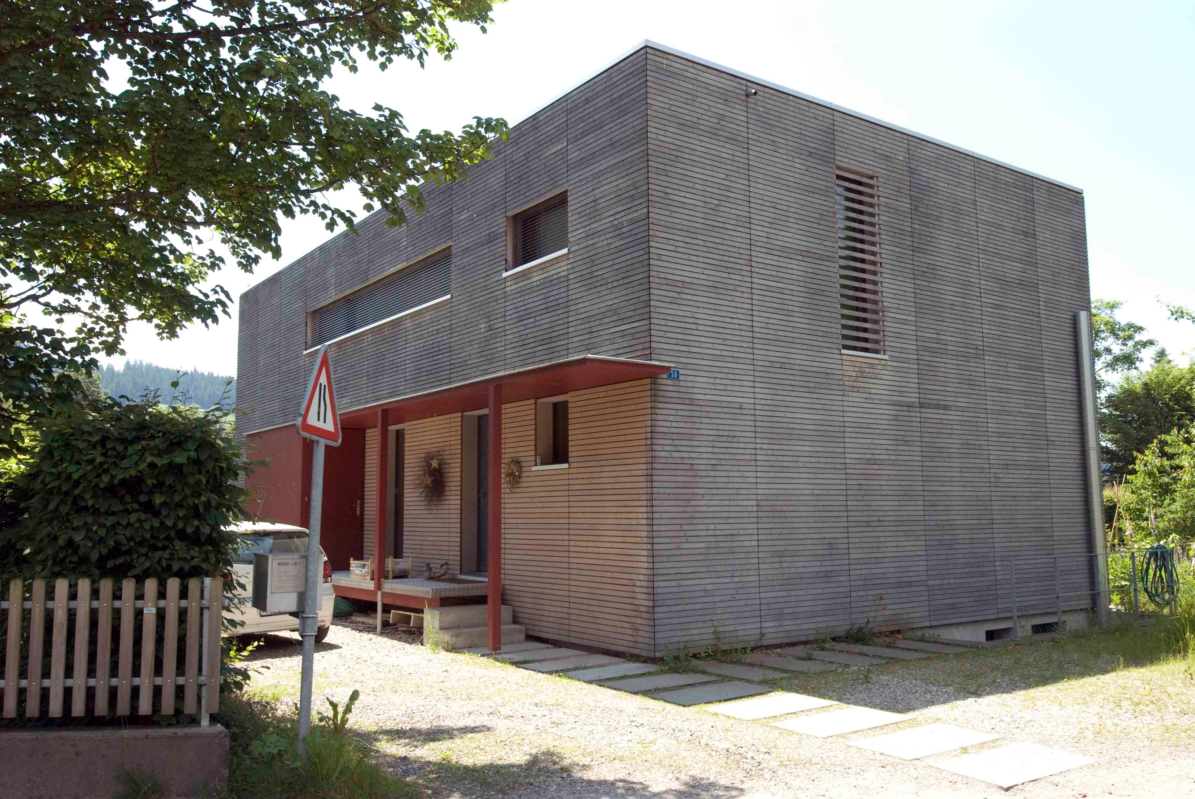 Architektur-Reportage Langnau: Blick auf das moderne Minergie-Haus von aussen