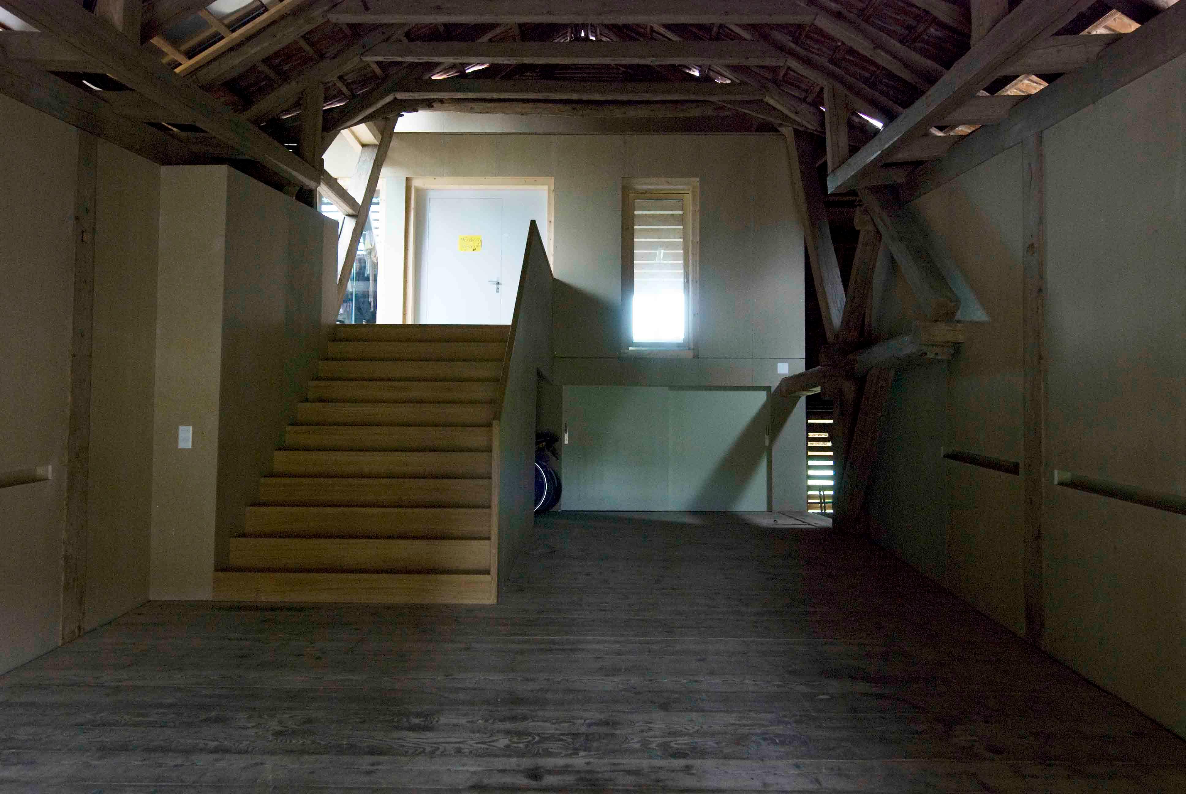  Architektur-Reportage: Wohnen im Dachstuhl: Die grosse Treppe im Inneren des Dachstuhls