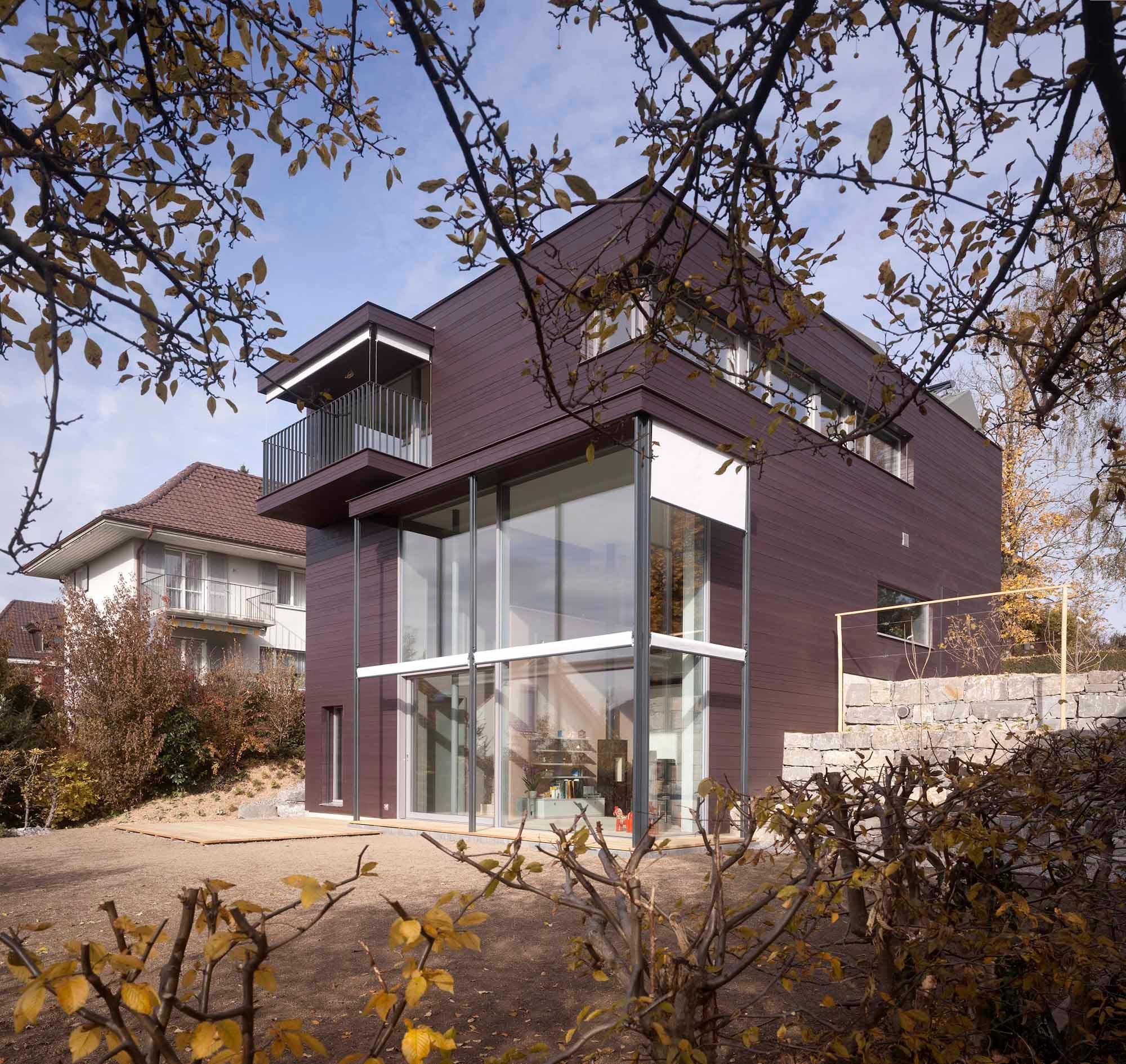 Architektur-Reportage Münsigen Niggli Luder: Aussenansicht des modernen Hauses mit dunkler Fassade