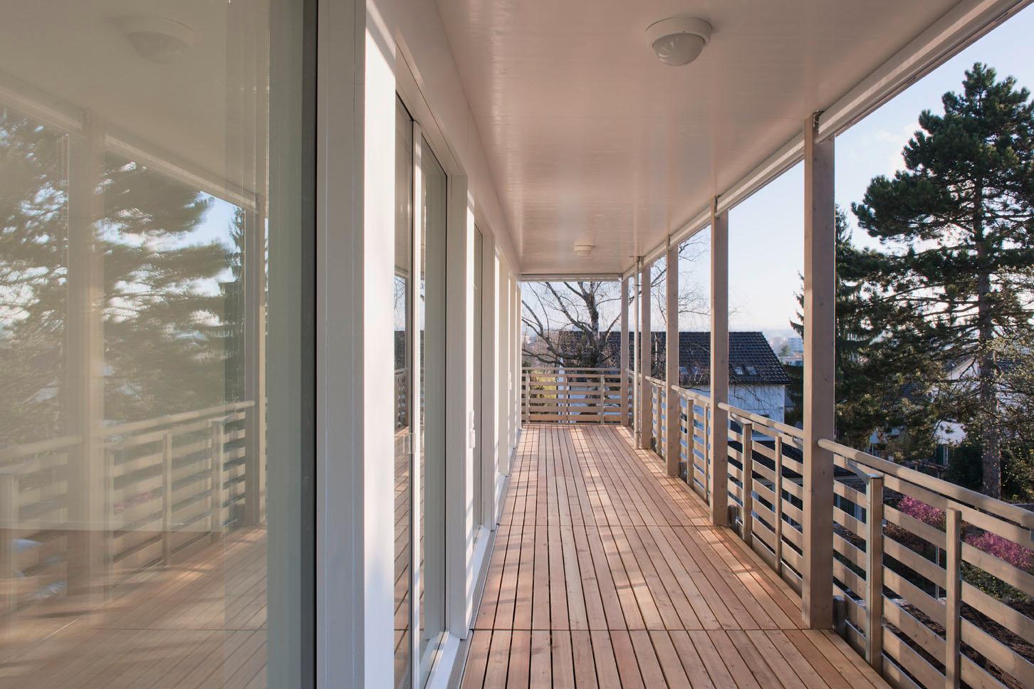  Architektur-Reportage: Weiter gebaut und gewonnen: Die Terrassen sind sorgfältig mit Holz gestaltet