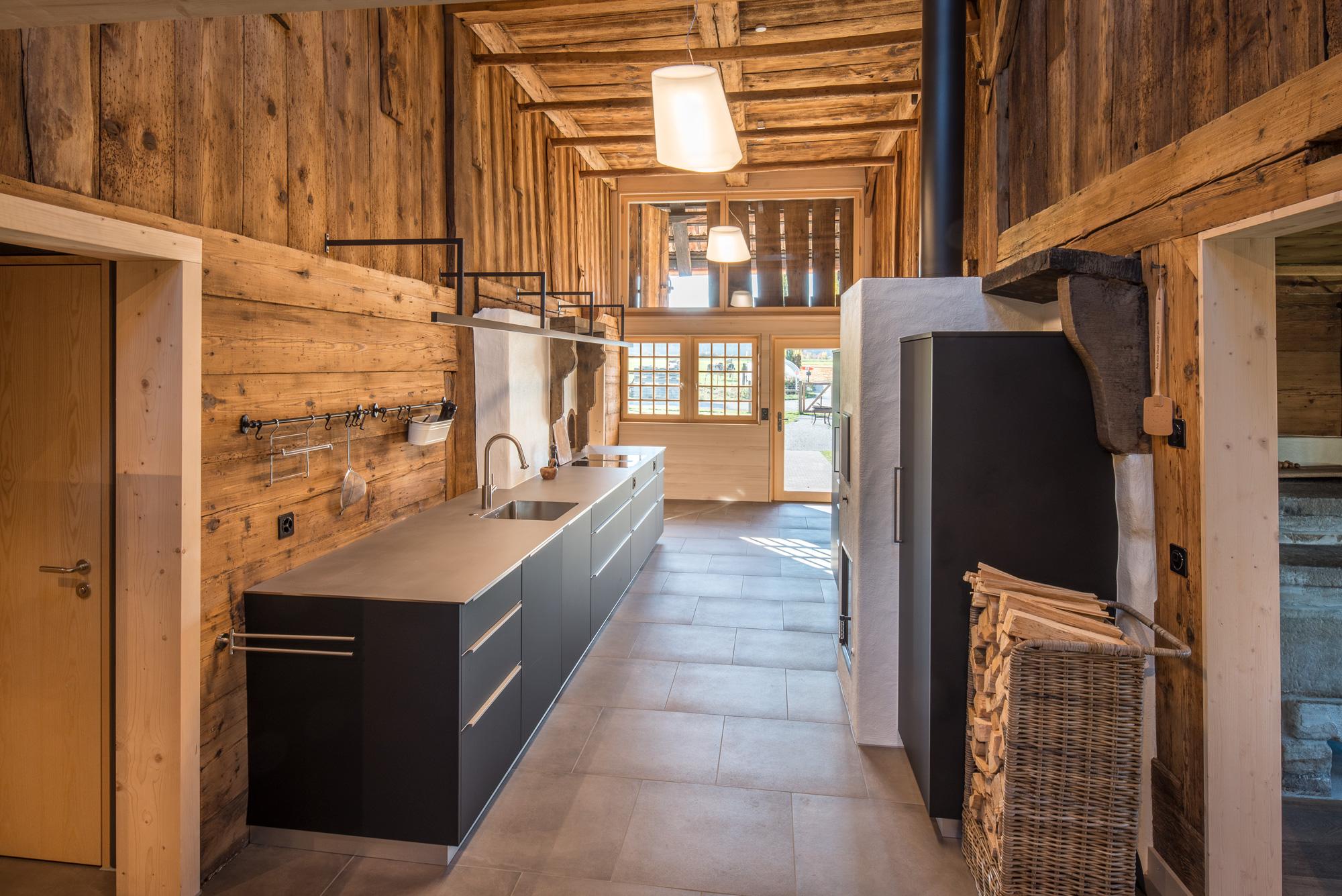 Architektur-Reportage Oppligen: ästhetische, luftige Küche aus Holz