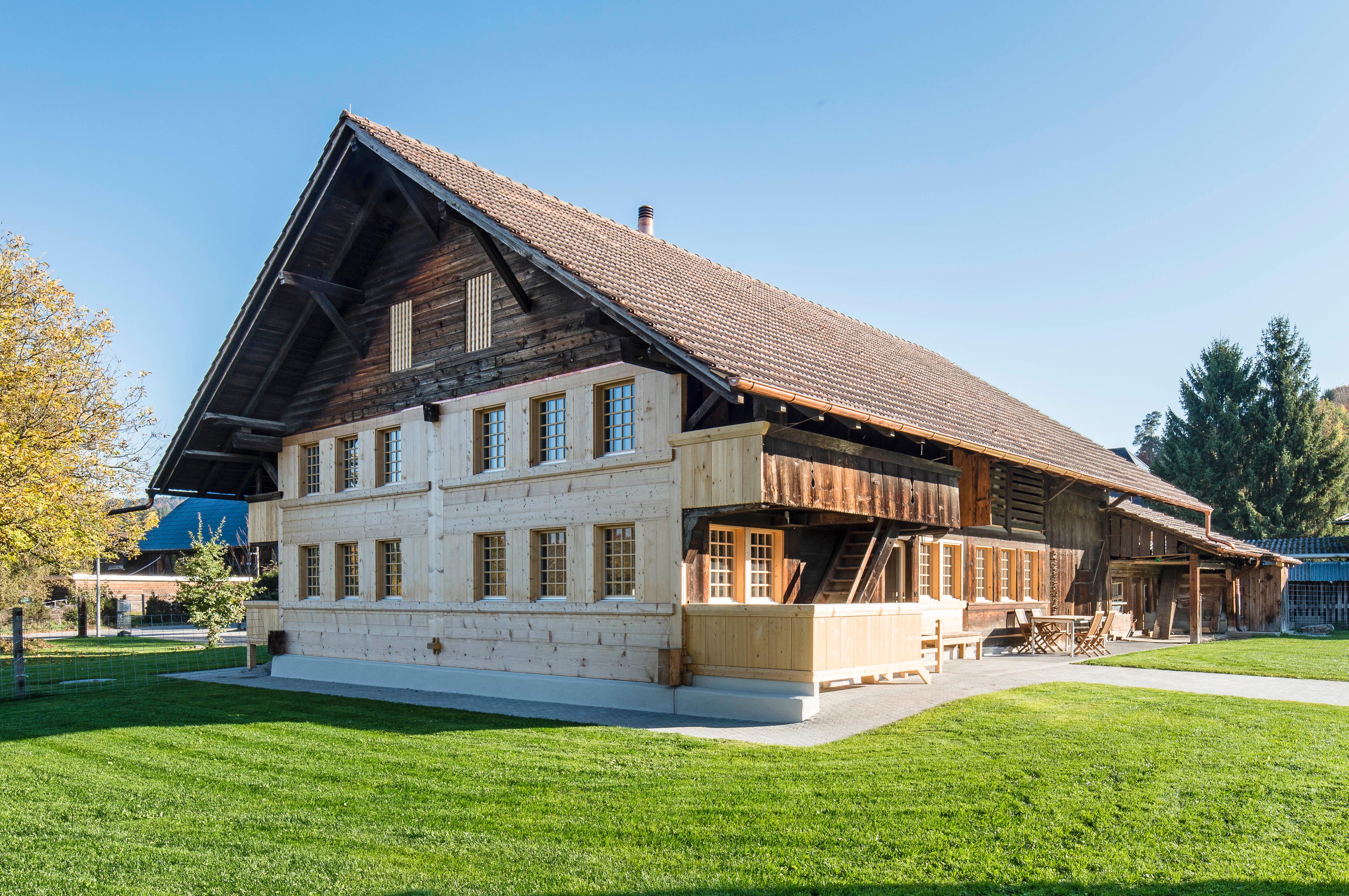 Architektur-Reportage Oppligen: imposanter Anblick des renovierten Bauernhauses