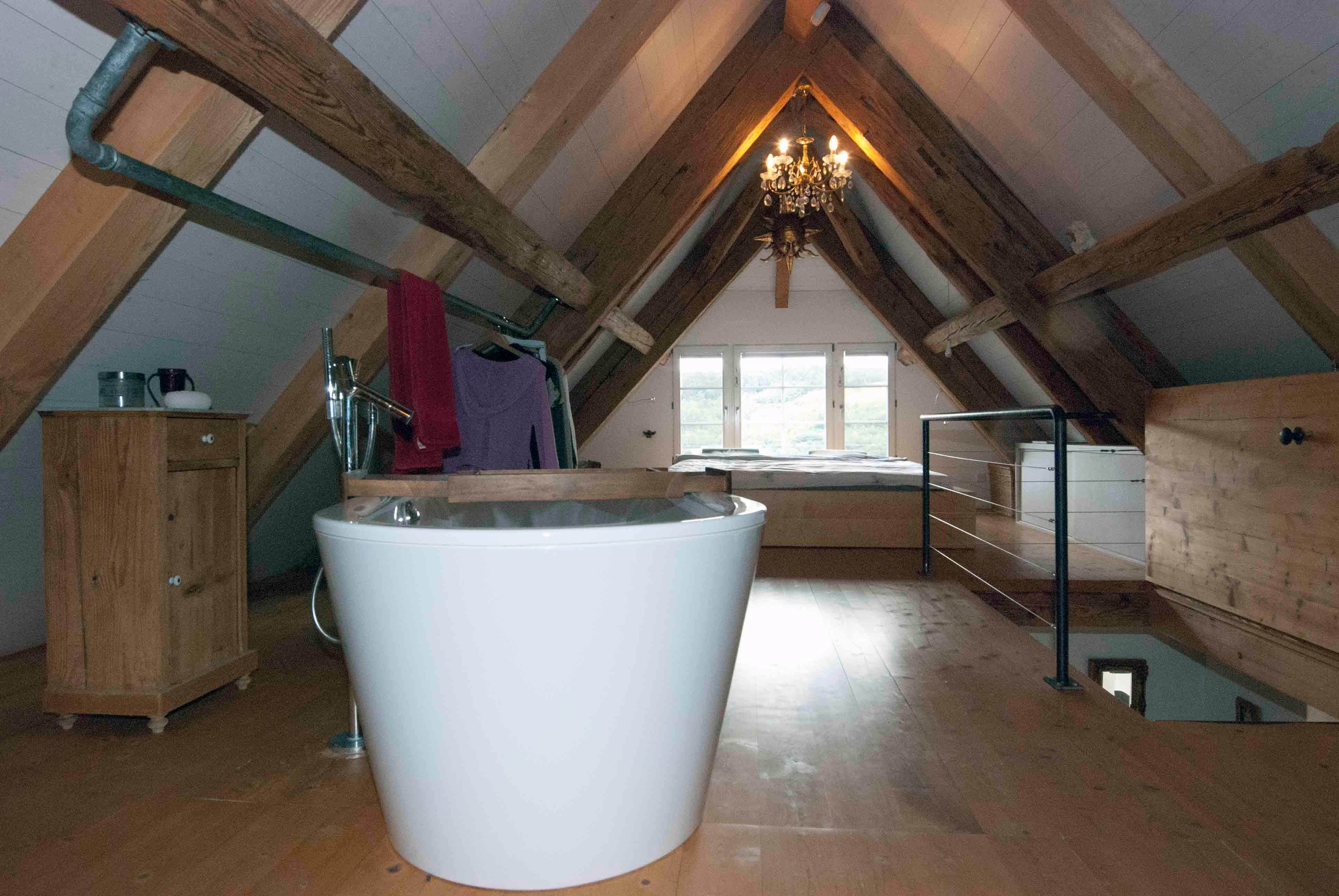  Architektur-Reportage: Umbau alte Mühle: Zuoberst befindet sich eine freistehende Badewanne