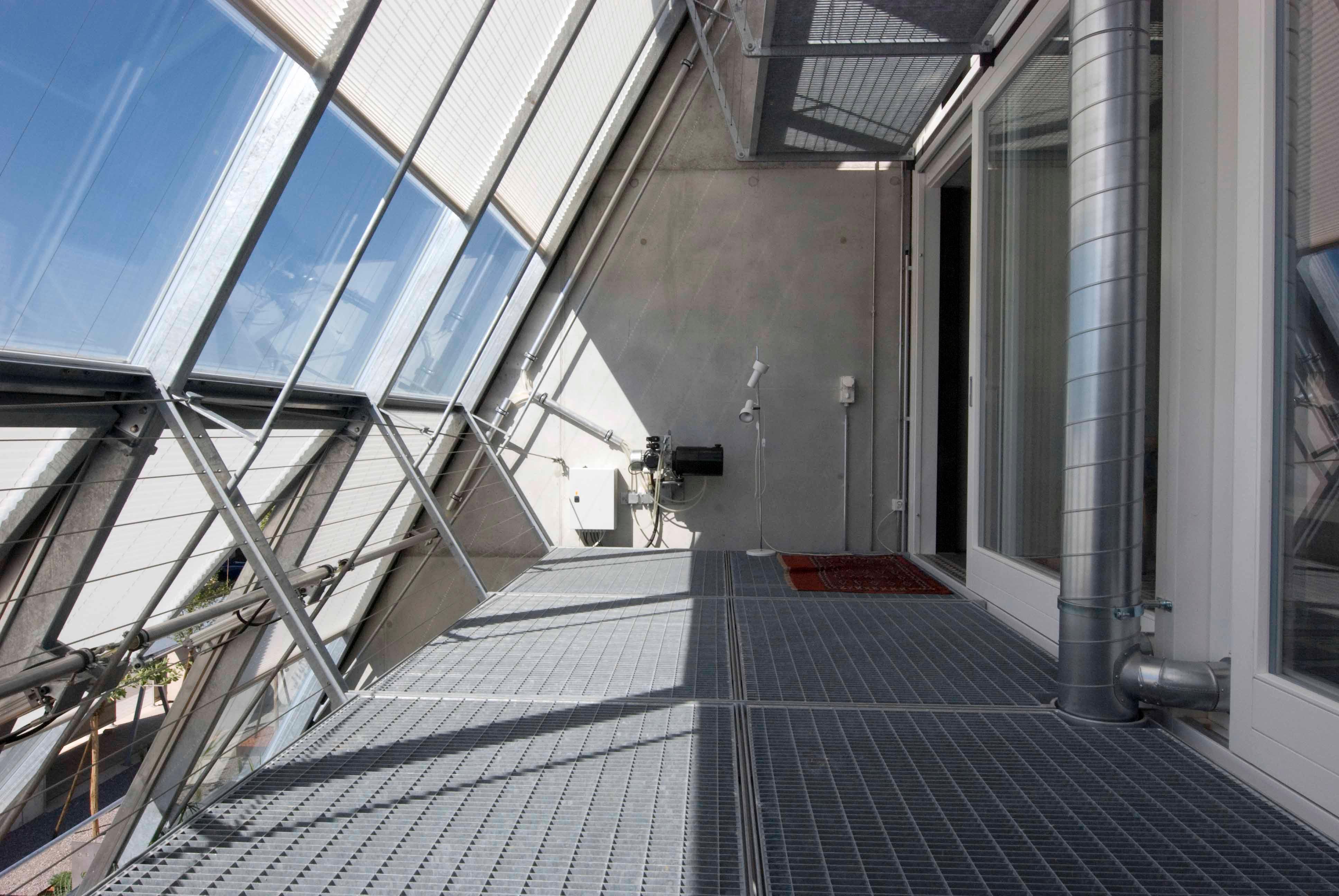  Architektur-Reportage Riedholz Sonne Solarpannel: Wintergarten mit schrägem Dach als Pufferzone