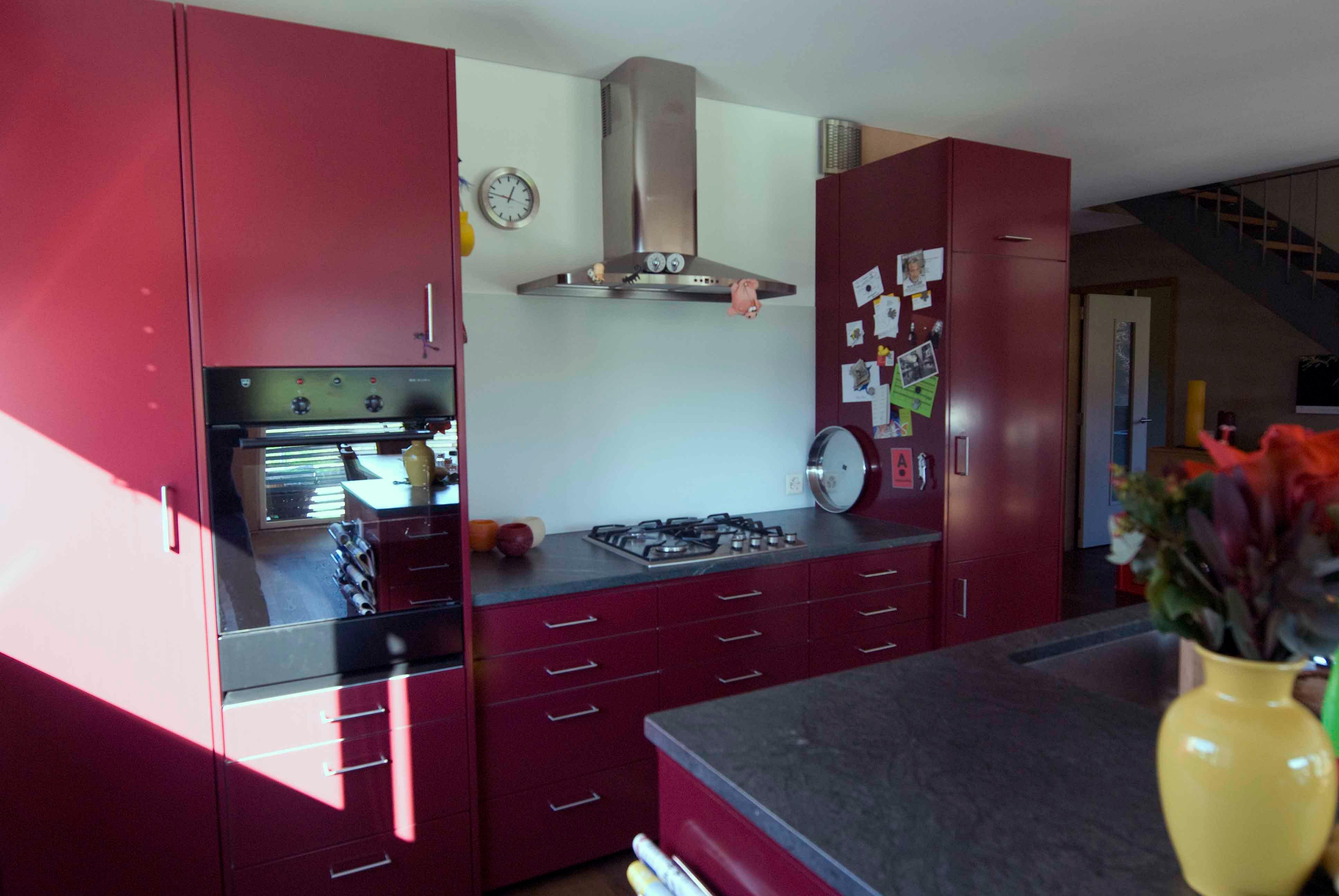 Architektur-Reportage Rosshäusern Pionierhaus: Küchenverkleidung komplett in rot gehalten 