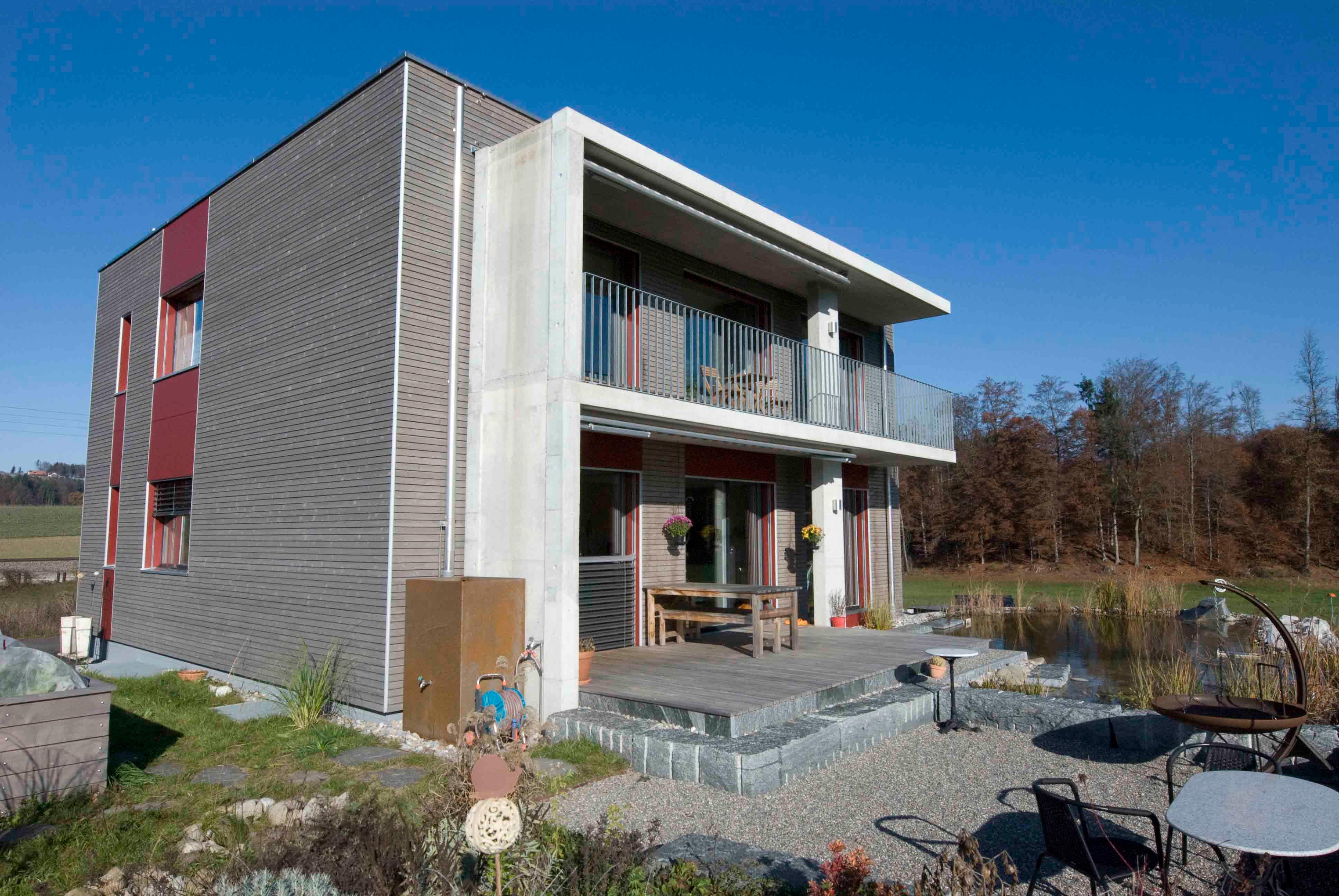 Architektur-Reportage Rosshäusern Pionierhaus: Aussenansicht moderne Holzfassade mit Beton- und Farbelementen
