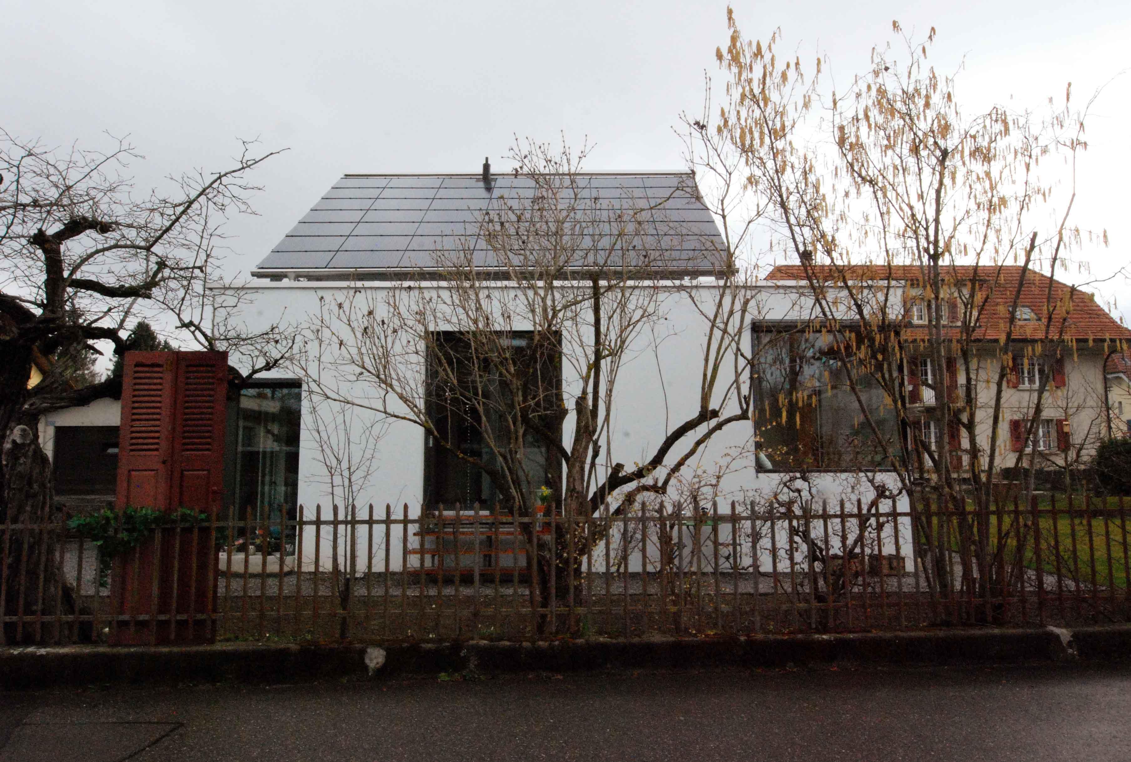 Architektur-Reportage Thun: Blick auf Fassade mit Fenstern und Solaranlage auf dem Dach