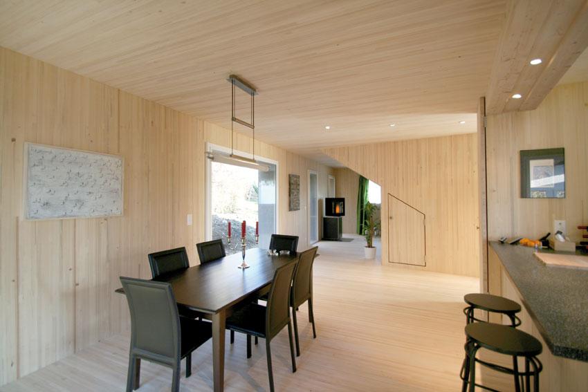Architektur-Reportage Uitikon Waldrand: Wohn- und Küchenbereich ist ganz mit Holz ausgekleidet