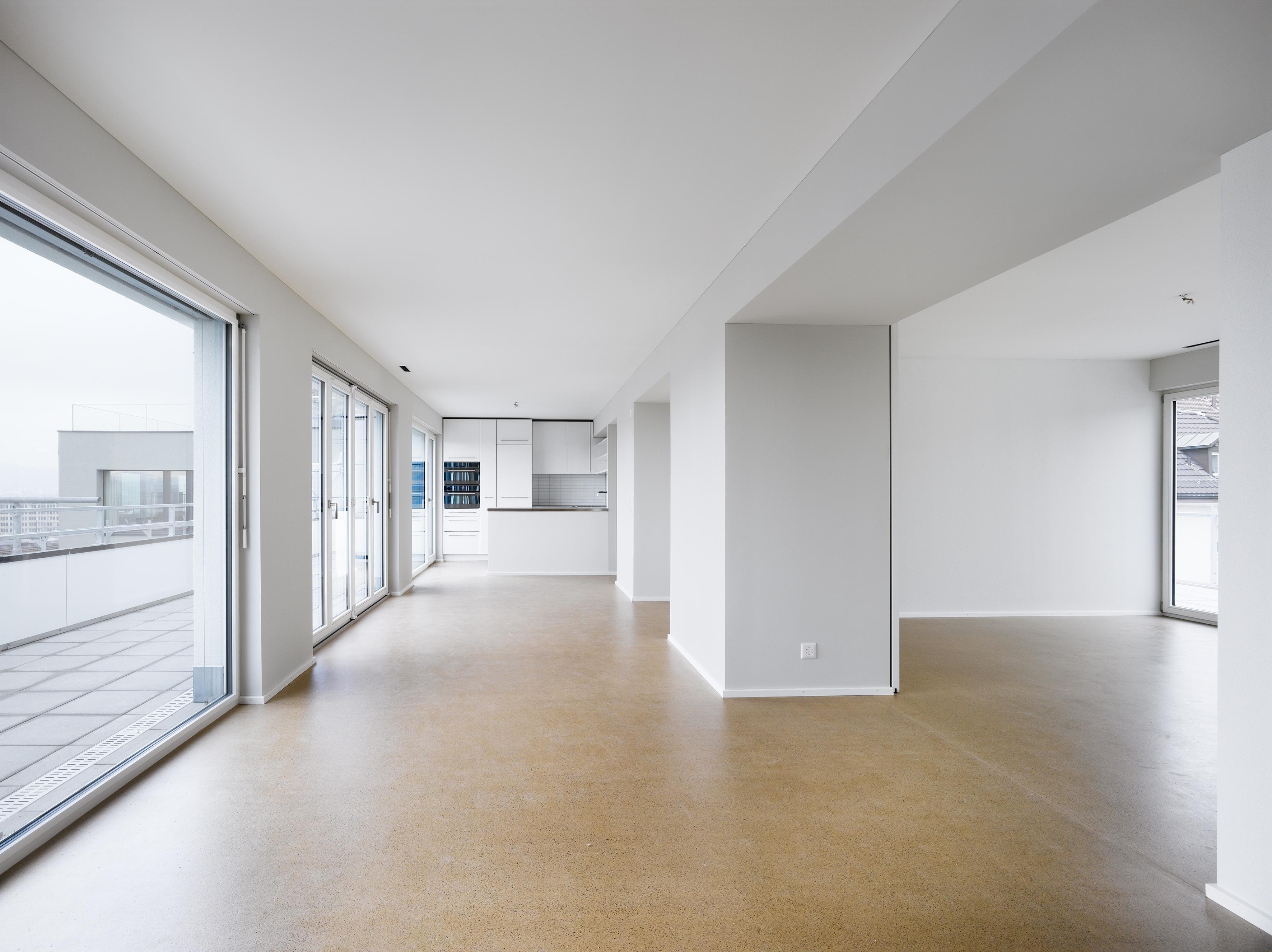 Architektur-Reportage Wipkingen MFH: Innenraum ist hell und geräumig mit grossen Fenstern