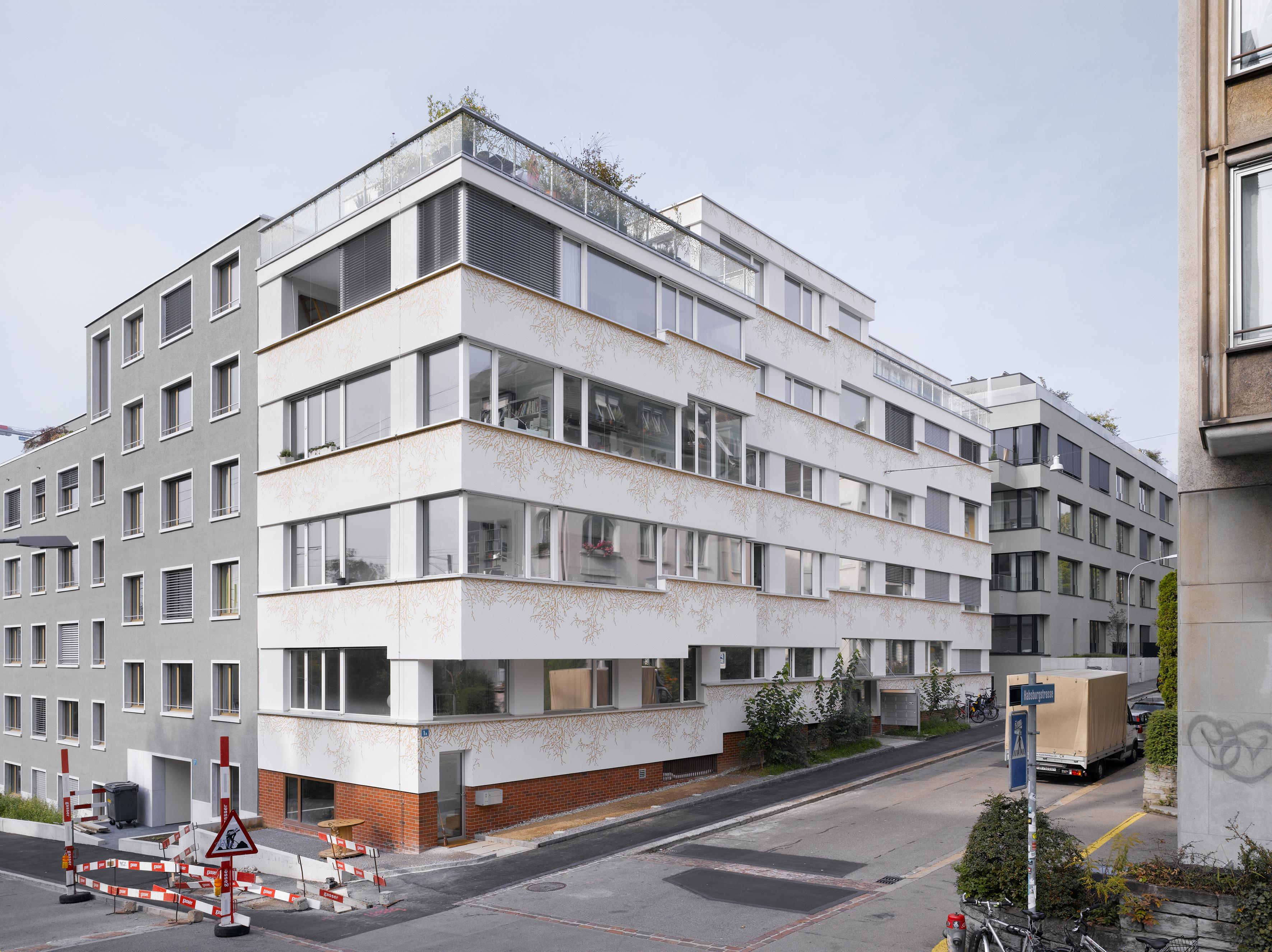  Architektur-Reportage Wipkingen MFH: Die Fassade passt sich an die umliegenden Häuserblöcke an
