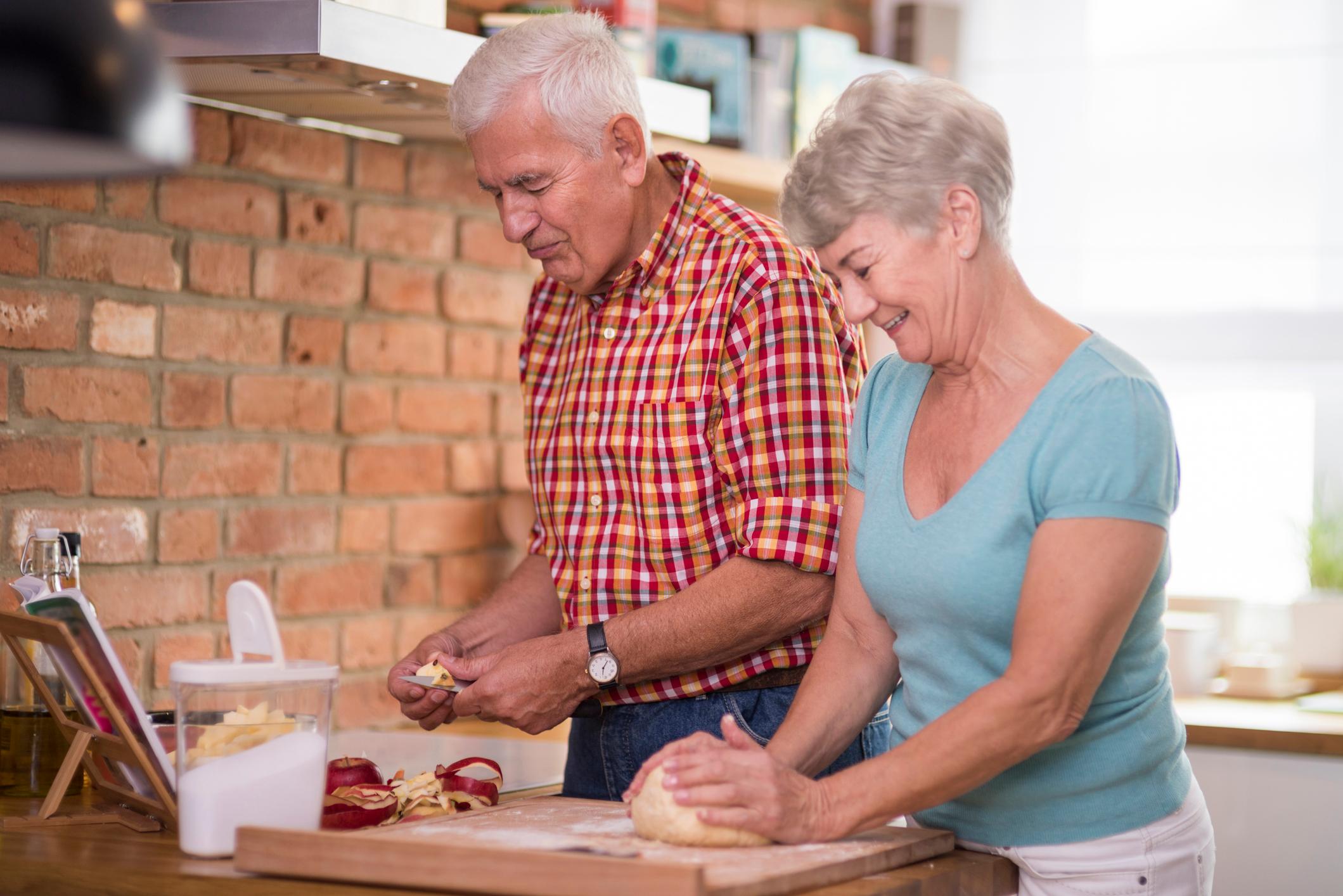 Senioren in der altersgerechten Küche
