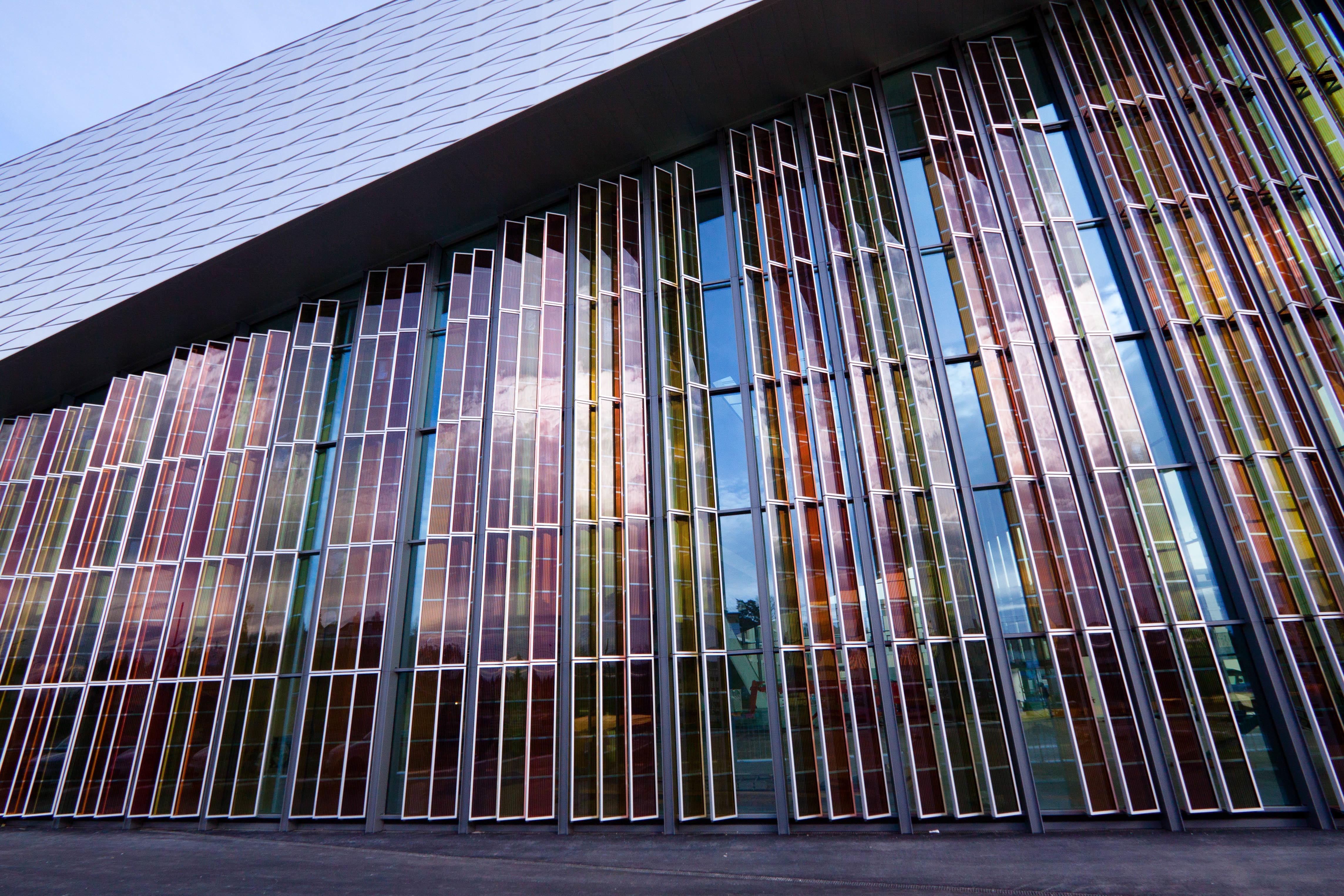 Eine Fassade mit verschiedenfarbigen Solarmodulen kann als Gestaltungselement eingesetzt werden