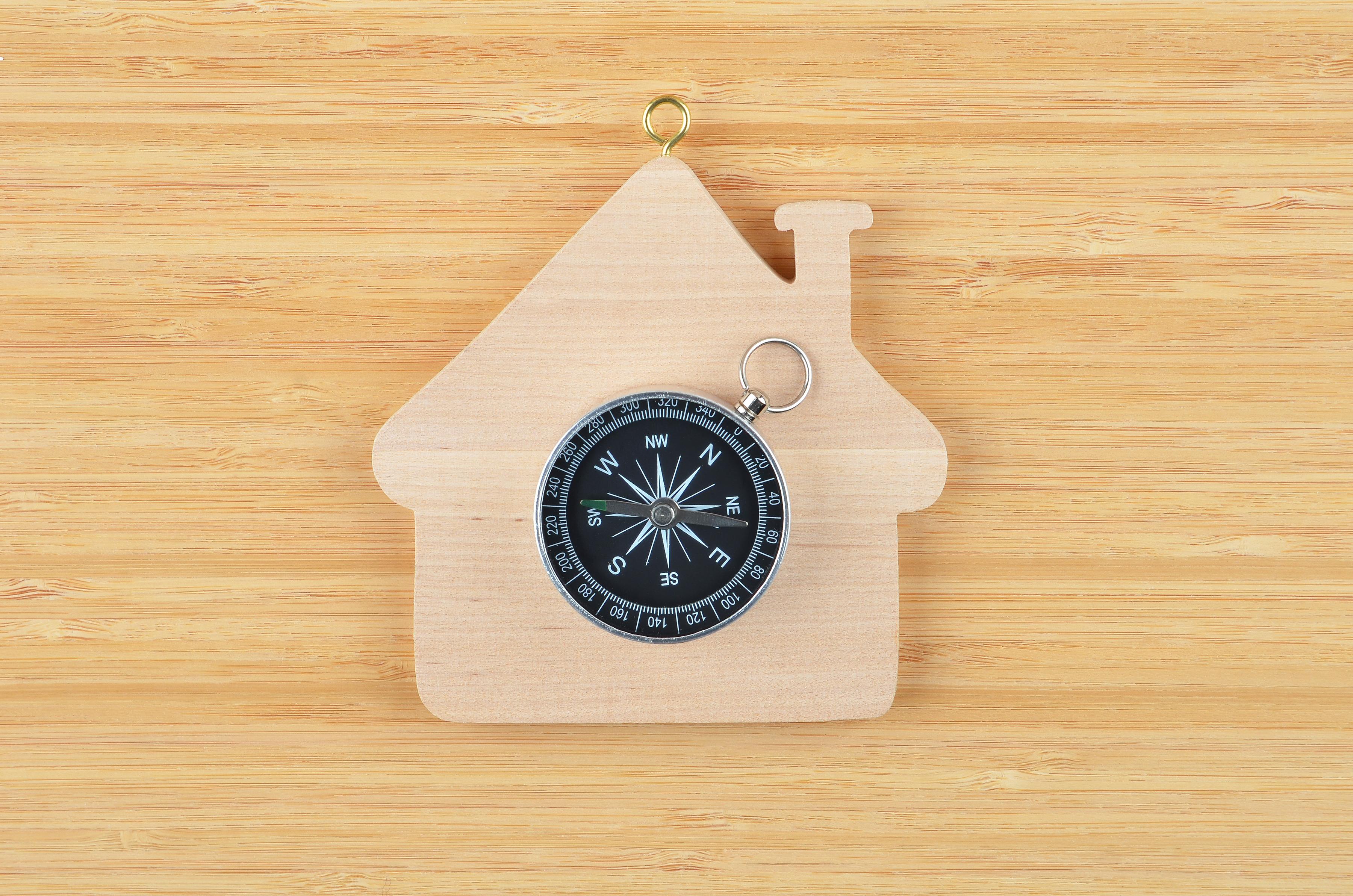 Ein Kompass kann bei der Bestimmung der Hausausrichtung behilflich sein