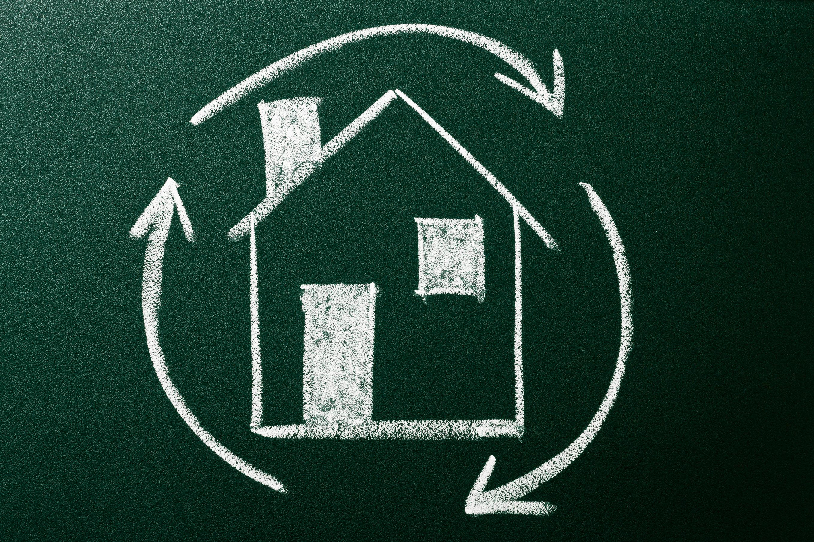 Zeichnung eines Einfamilienhauses im Recyclingkreis als Sinnbild Hausbau mit Recyclingmaterialien