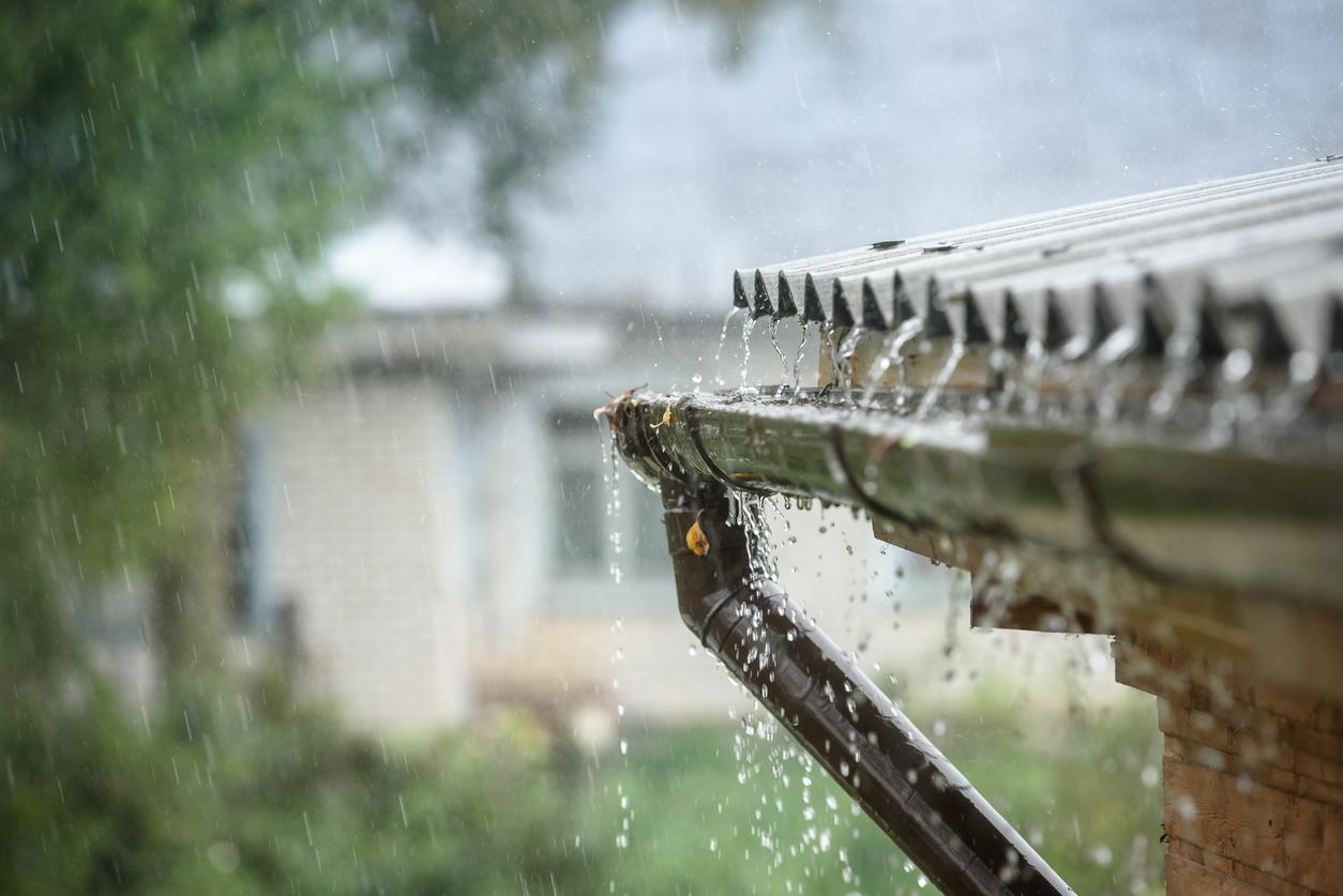 Eine Dachrinne ermöglicht die Regenwassernutzung