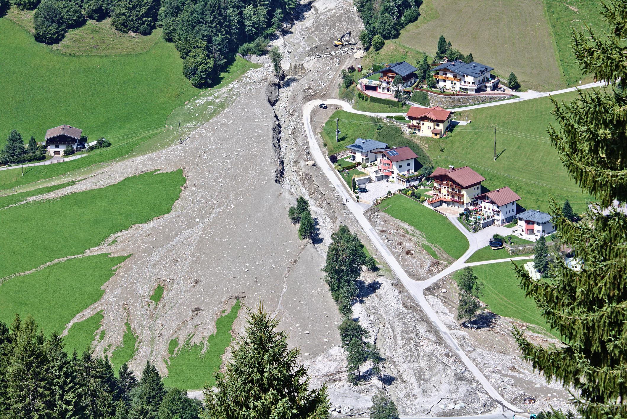 Ein Erdrutsch im Bergdorf zeigt die Wichtigkeit von Schutz vor Elementarereignisse