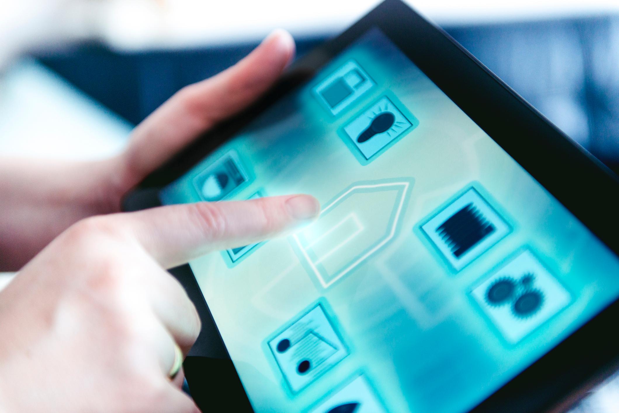 Im Smart Home wird standardmässig über Tablets oder Smartphones kommuniziert