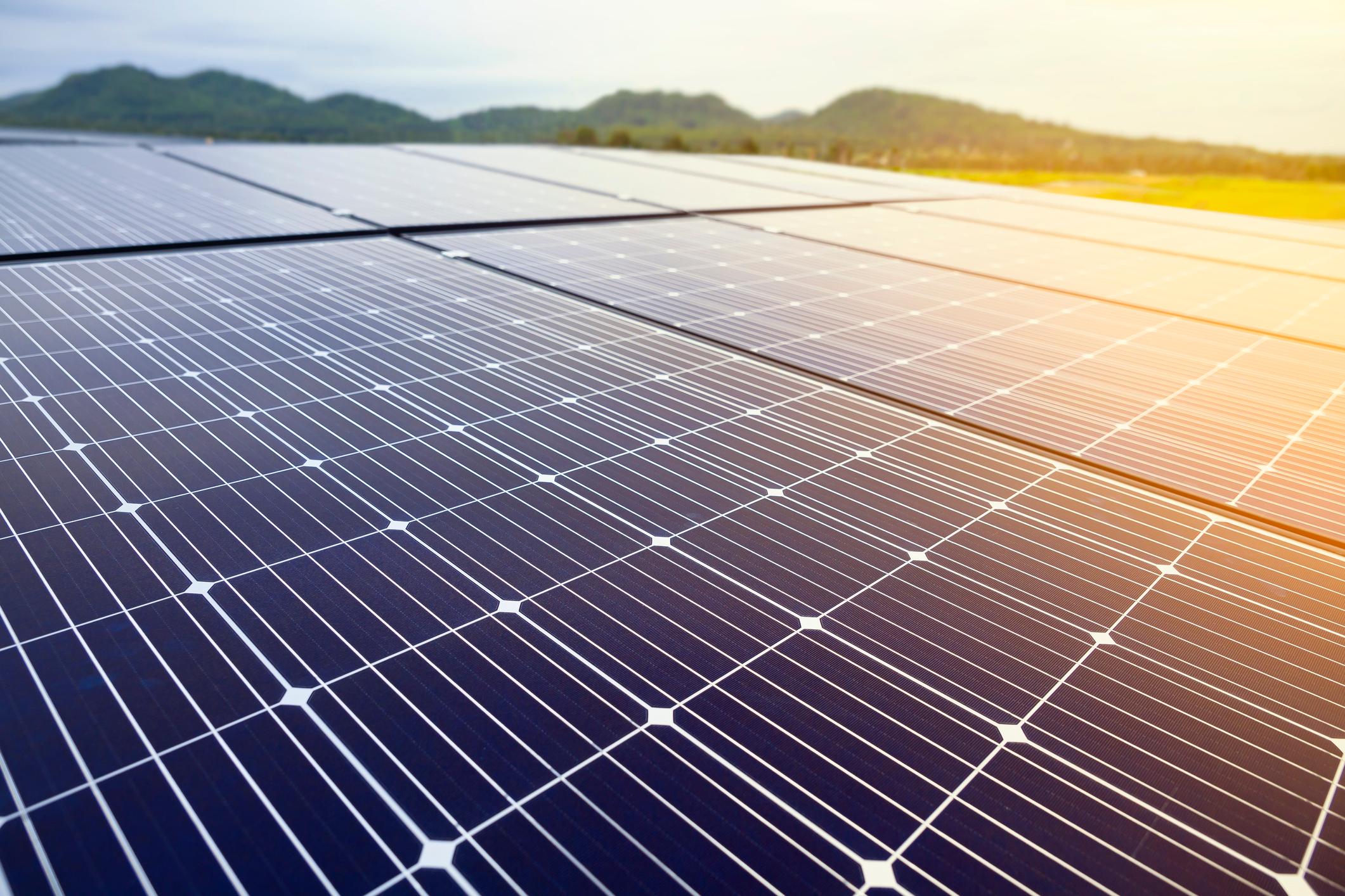 Eine Photovoltaikanlage auf dem Dach bringt Strom aus Sonnenenergie