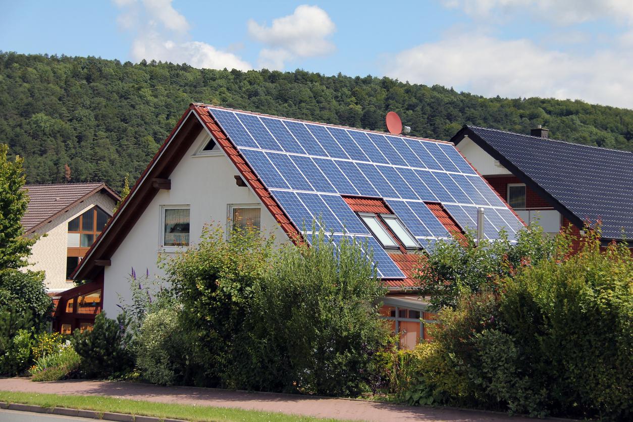  Thermische Solaranlagen auf dem Dach gewinnen Energie zur Wassererwärmung
