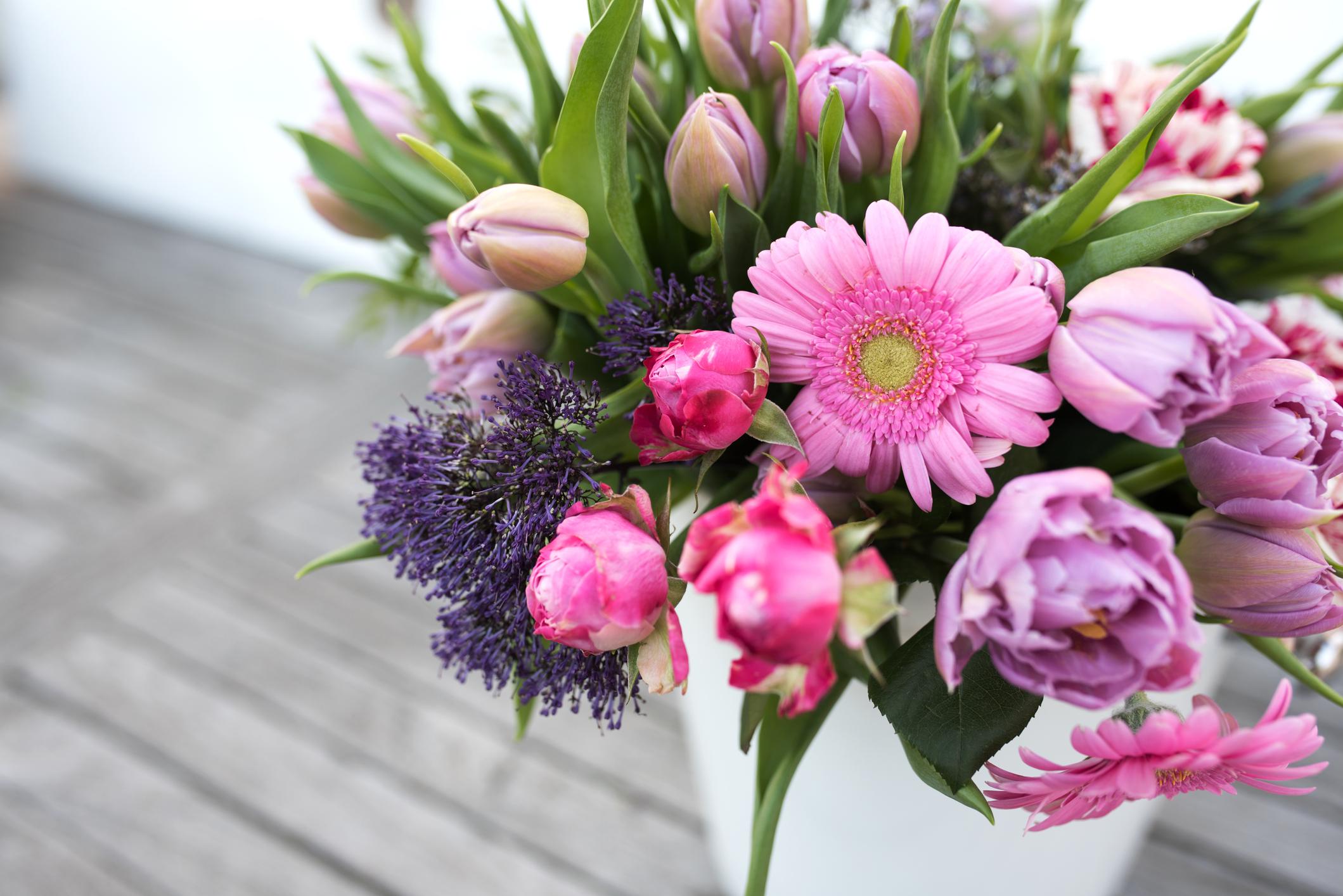 Un bouquet composé de fleurs printanières