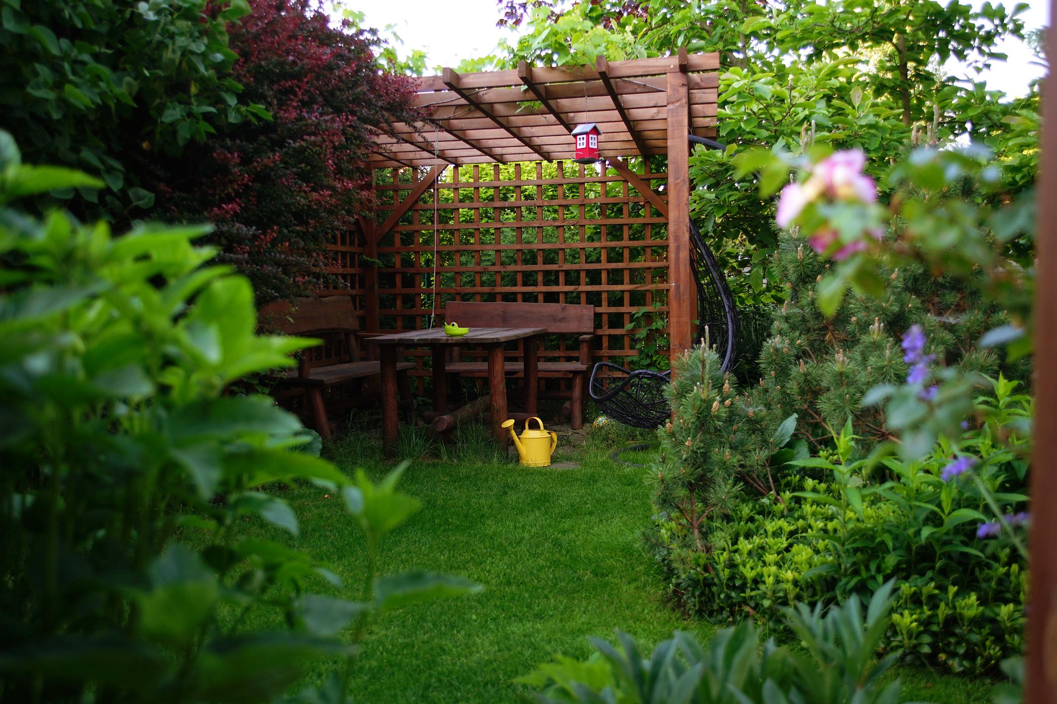 Les petites oasis de jardin conçues avec une touche personnelle, proposant des sièges et des zones d’ombre, offrent calme.