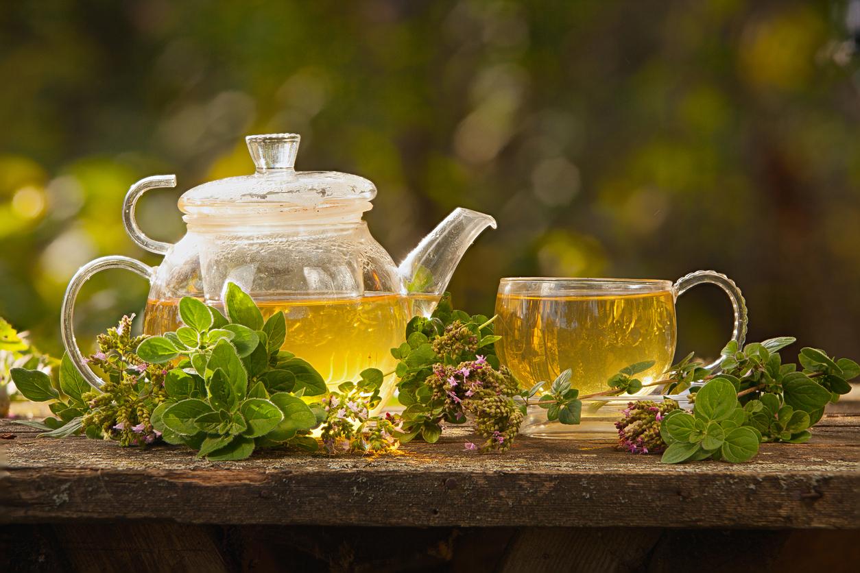  Kräutermischungen für Tee aus eigenen Kräutern herstellen