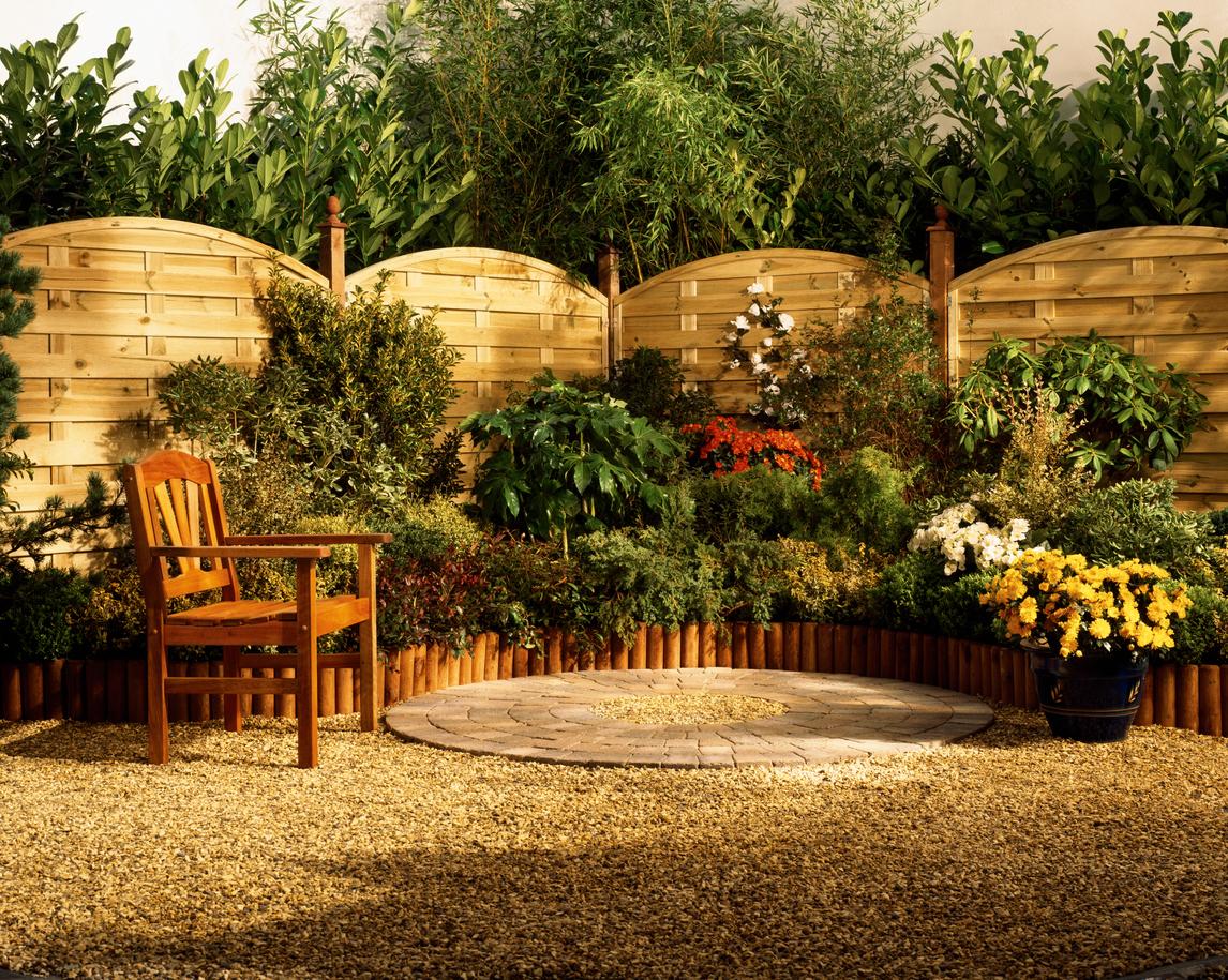 Dans le jardin, une protection visuelle ou un mur de séparation peut remplir plusieurs fonctions à la fois. 