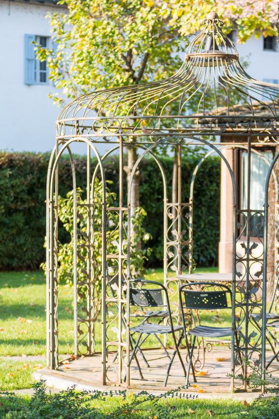 Les pavillons permettent de créer un endroit romantique dans le jardin.