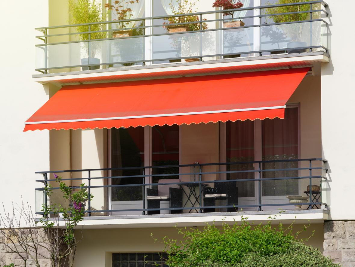 Dank verschiedenen Materialien und Farben lassen sich mit Sonnenstoren auf Terrasse oder Balkon besondere Akzente setzen.